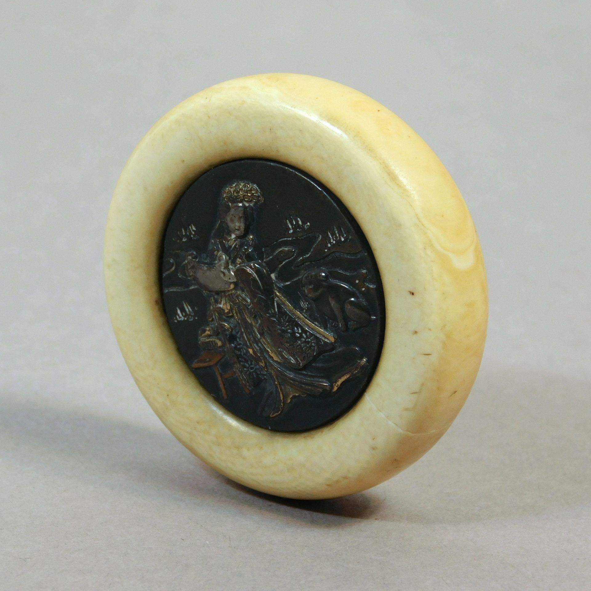 A 19th century Japanese kagamibuta netsuke from Meiji period - Bild 3 aus 4