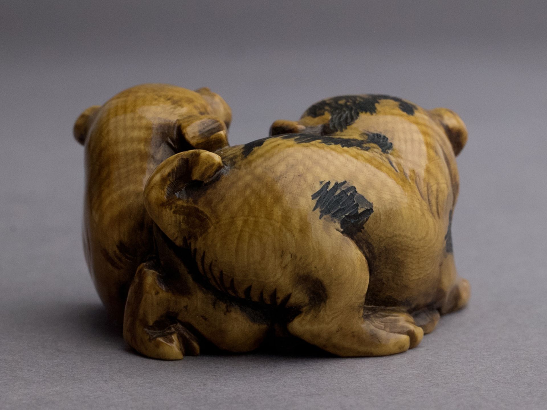 An Edo style resin netsuke - Image 3 of 5