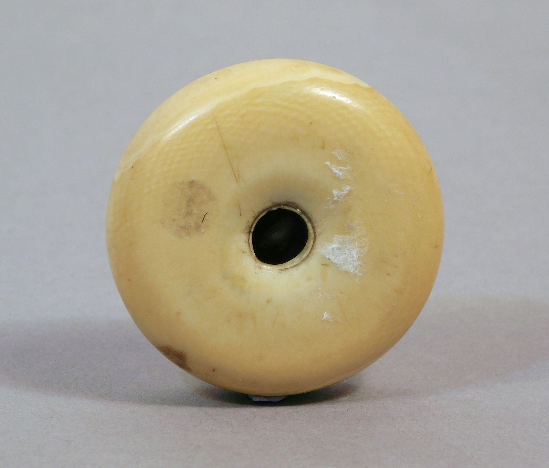 A 19th century Japanese kagamibuta netsuke from Meiji period - Bild 4 aus 4