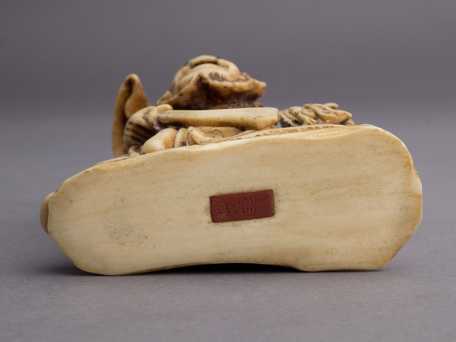 A 19th century Japanese netsuke. Signed Kiyokatsu - Bild 5 aus 5