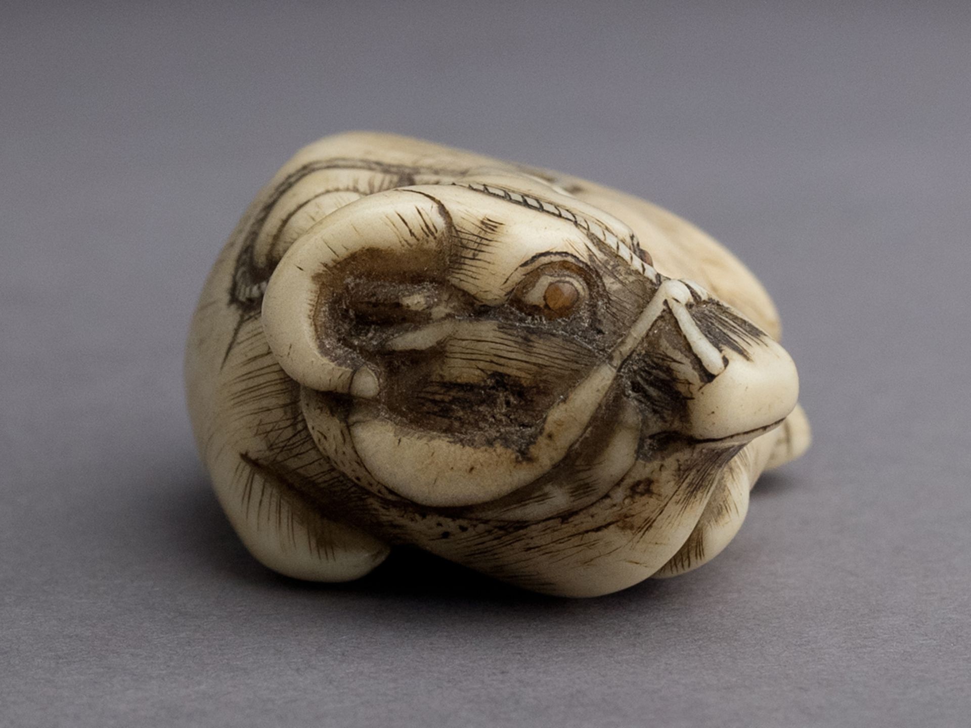 A 19th century Japanese netsuke from Edo period - Bild 2 aus 5