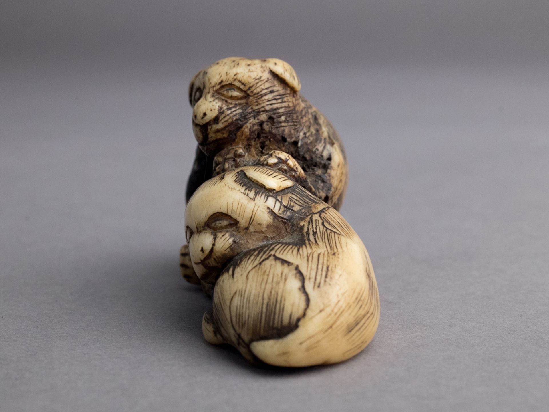 A Japanese netsuke circa 1800 from Edo period - Image 4 of 5