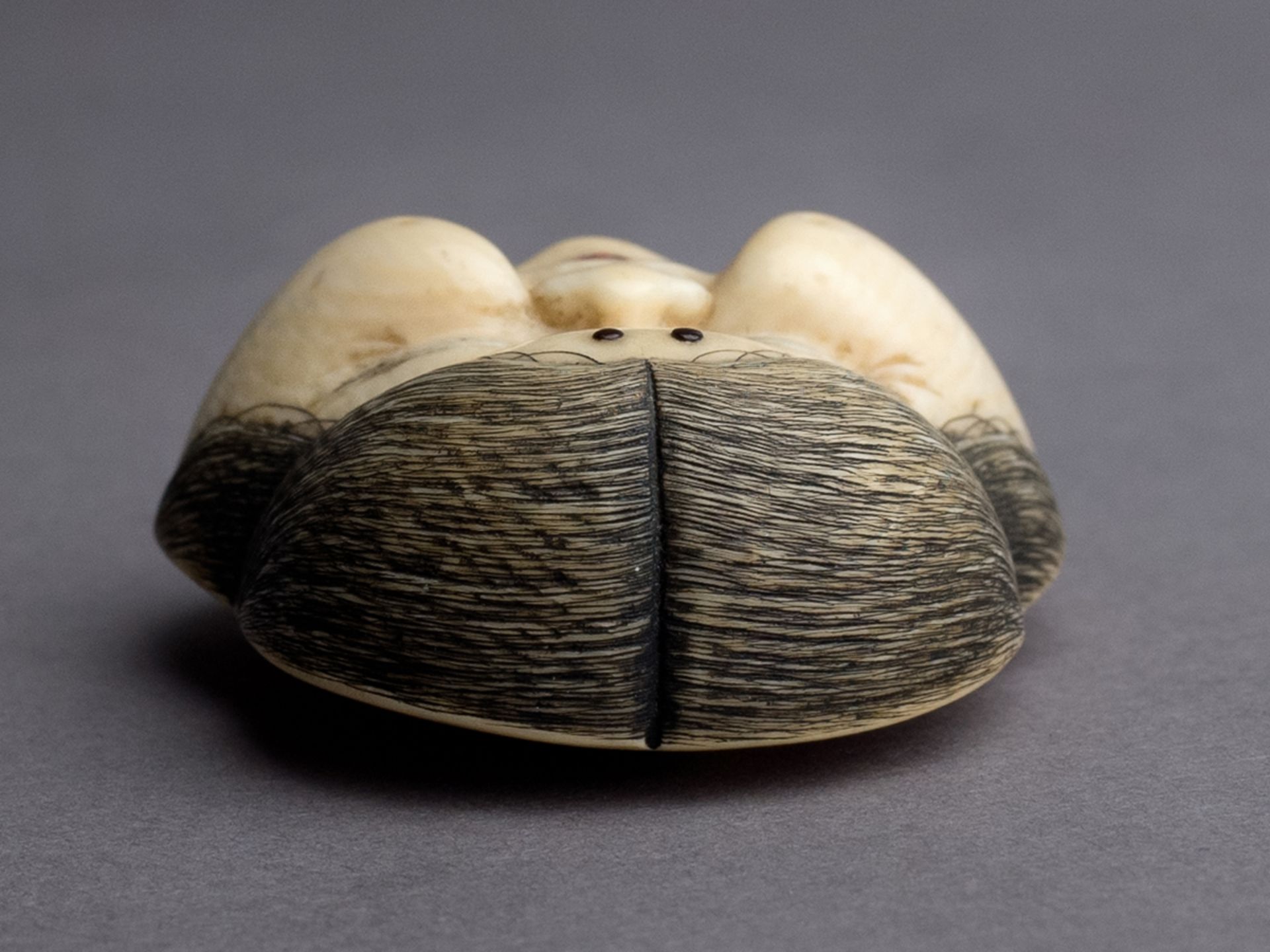 A 19th century Japanese netsuke from Meiji period. Signed - Bild 6 aus 6