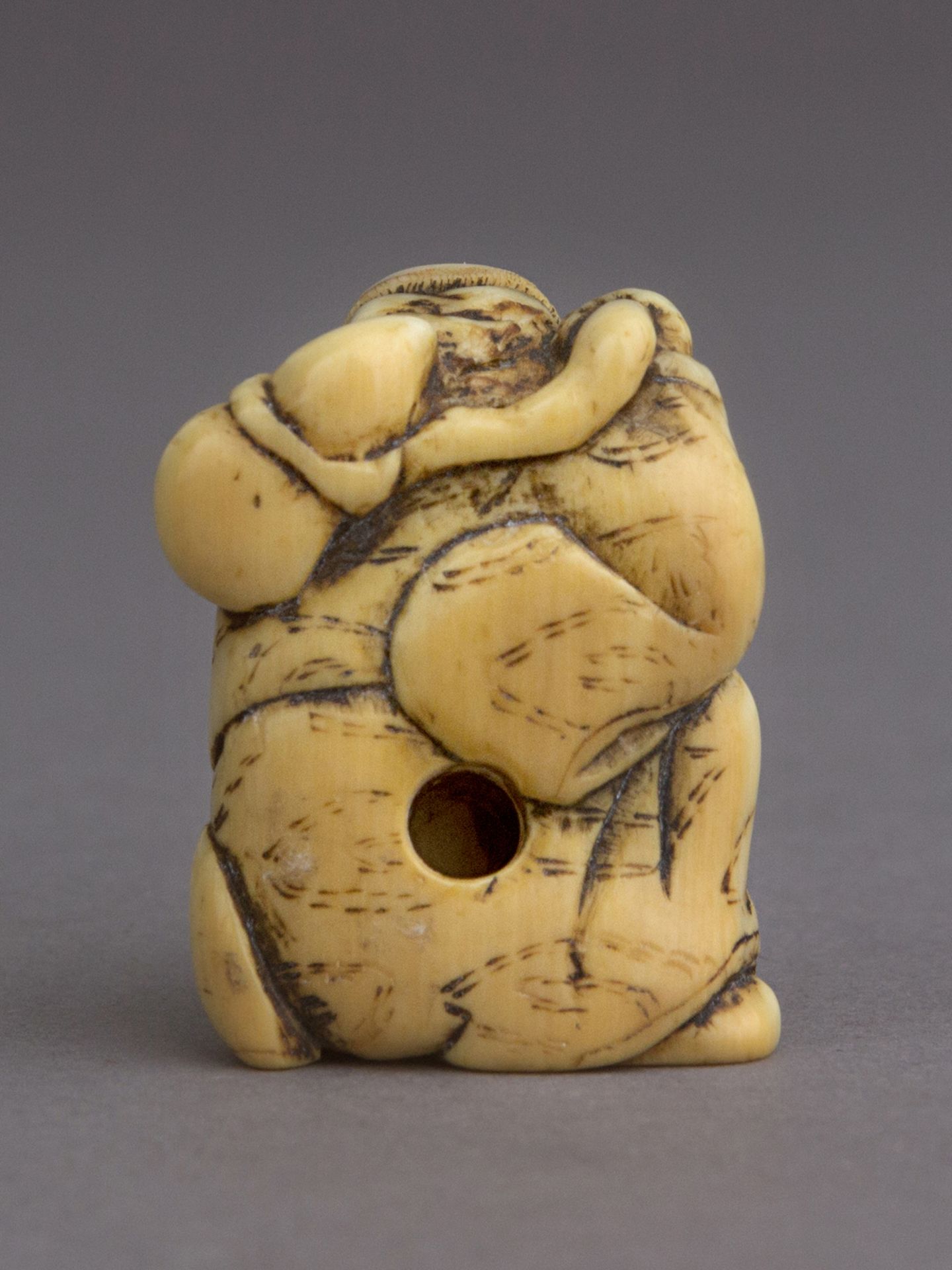 An 18th century Japanese netsuke from Edo period - Bild 3 aus 5