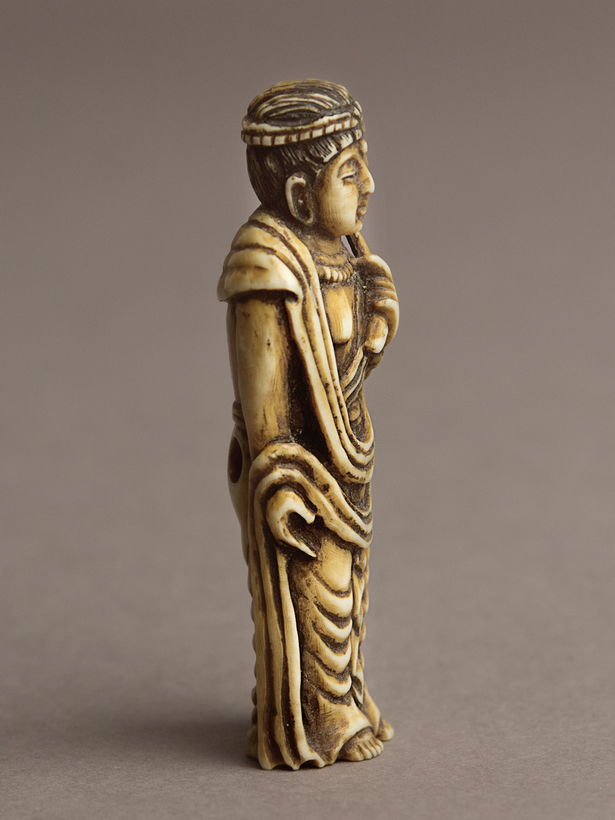 A 19th century Japanese netsuke from Meiji period. Signed Gyokuichi - Image 2 of 5