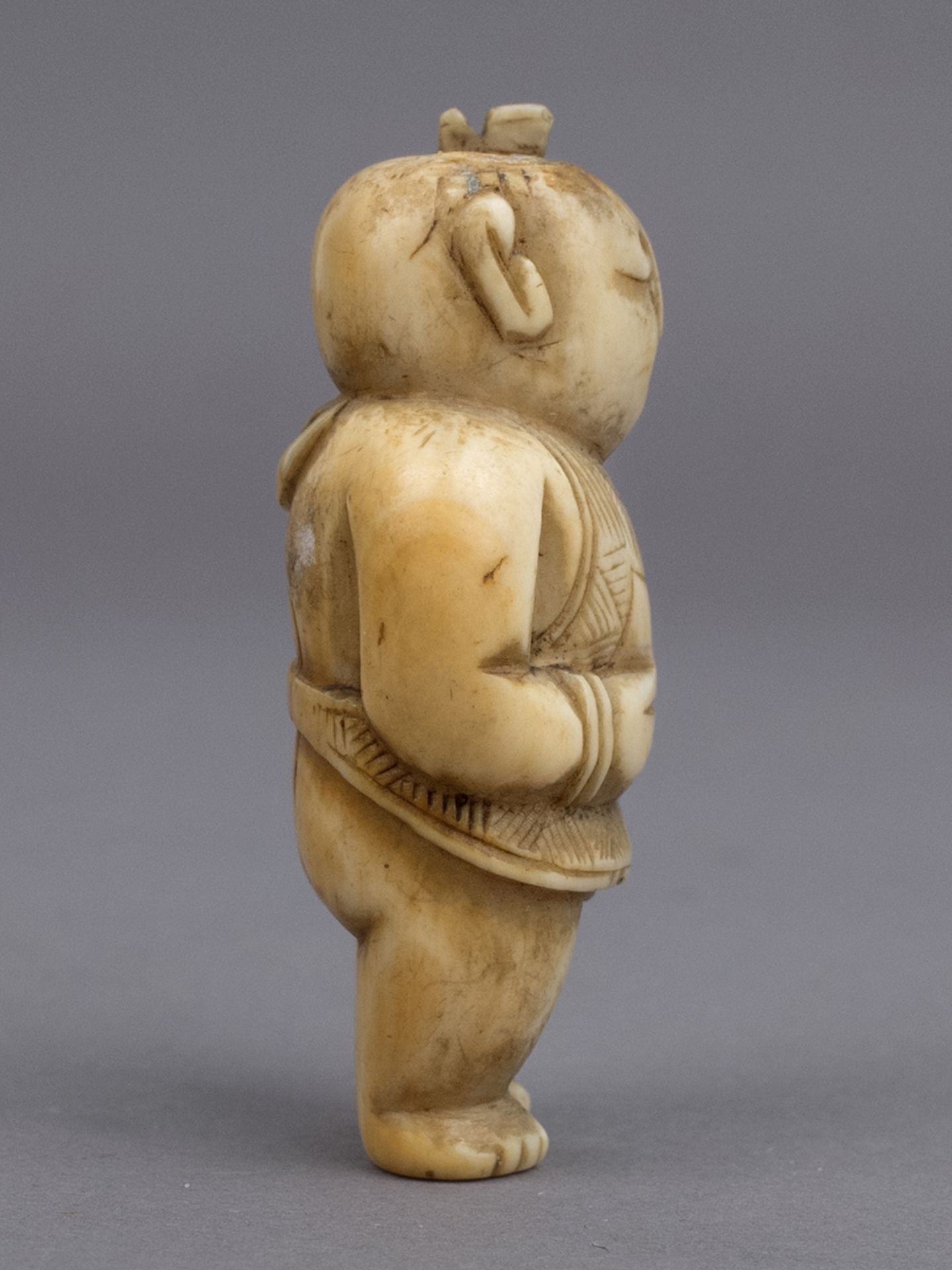 A 19th century Japanese netsuke from Meiji period - Image 2 of 5