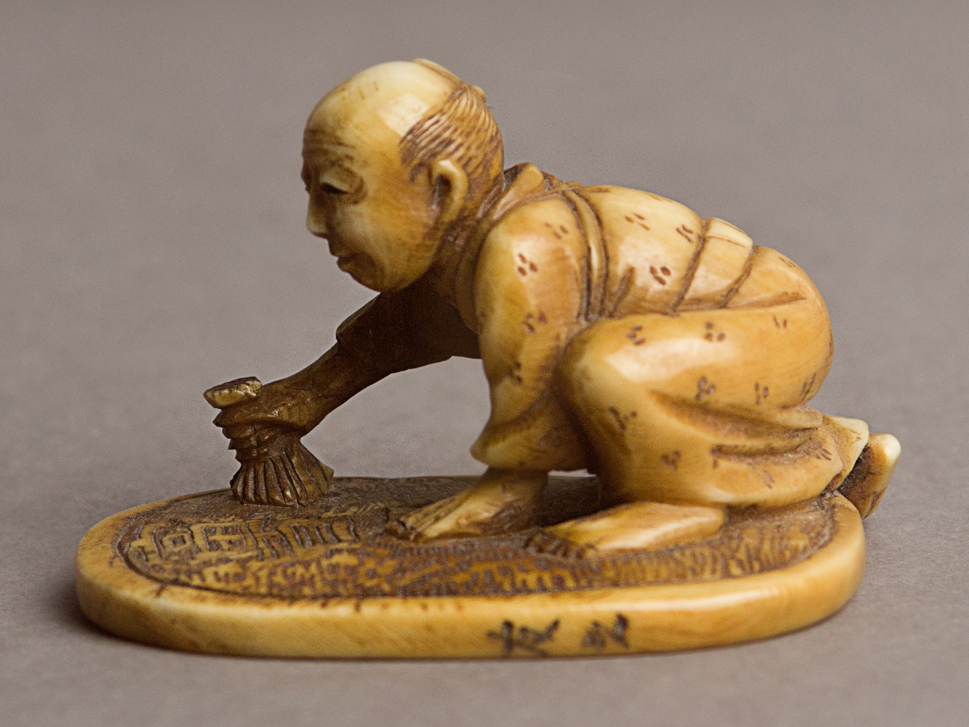 A 19th century Japanese netsuke from Meiji period. Signed - Bild 3 aus 5