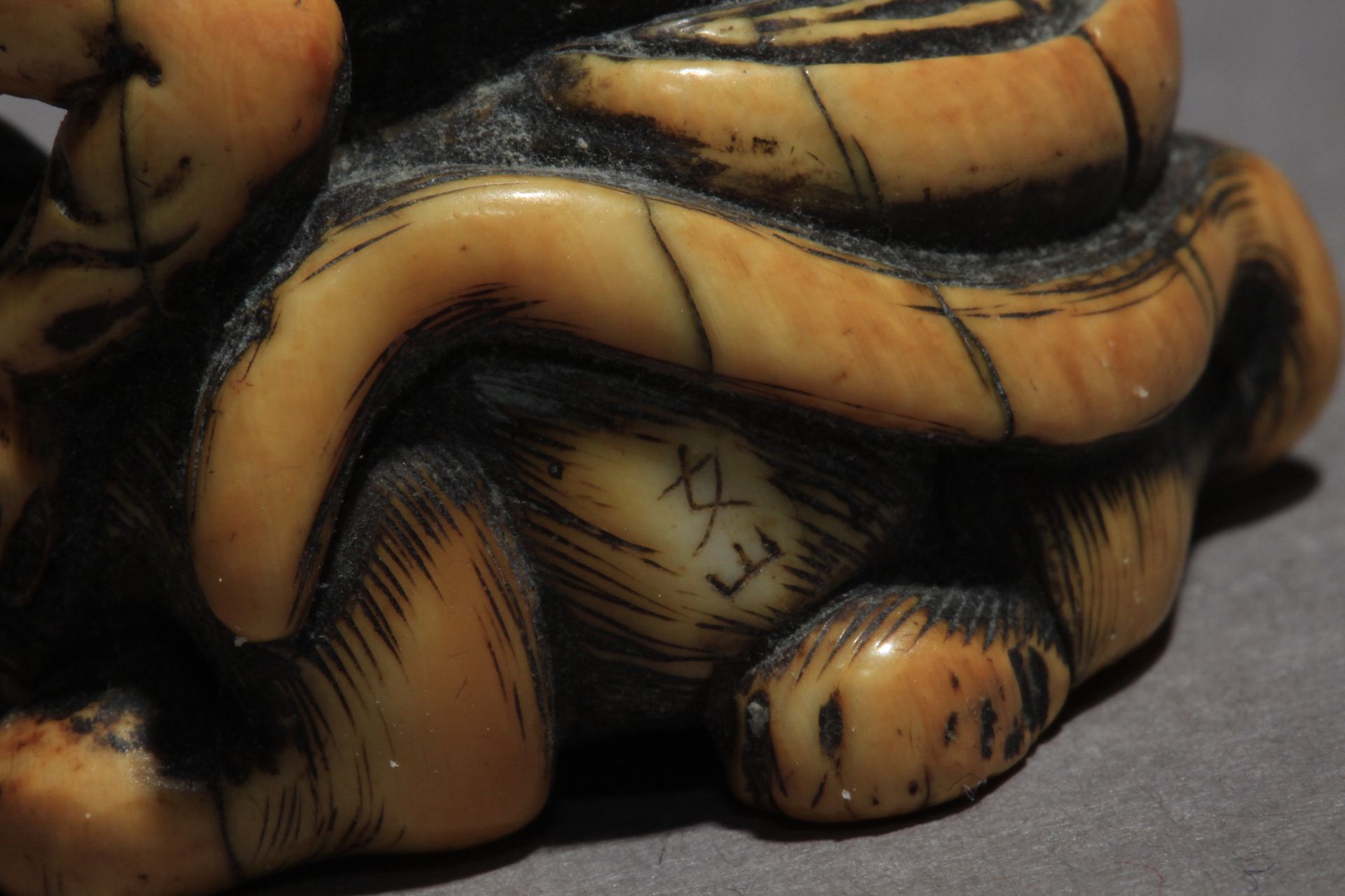 A 19th century Japanese netsuke. Signed - Bild 5 aus 8