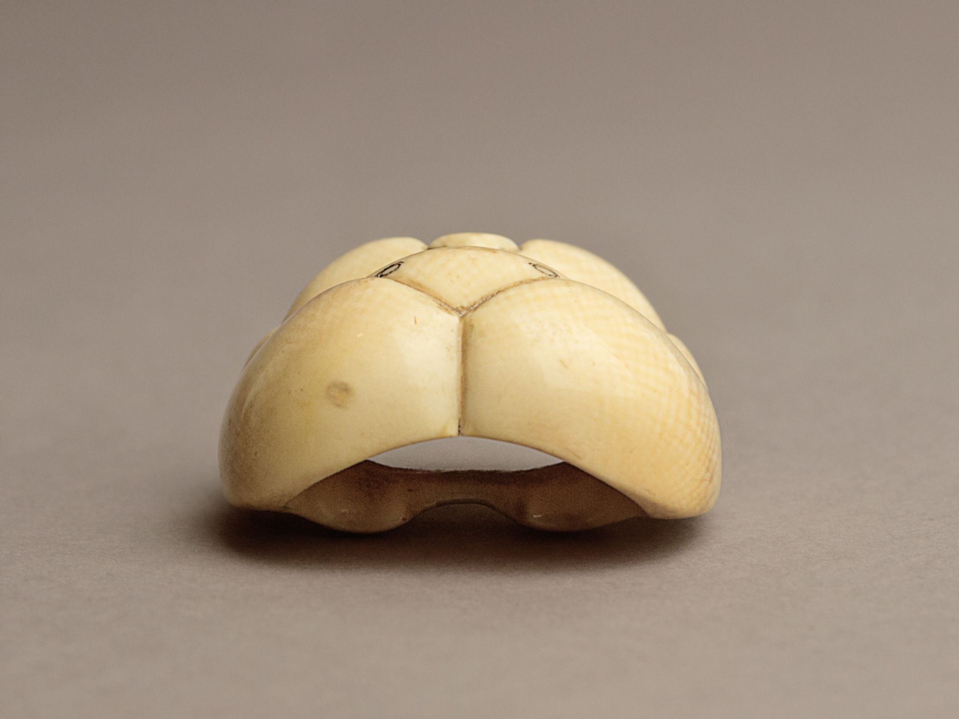 A 19th century Japanese netsuke from Meiji period. Signed - Bild 6 aus 6