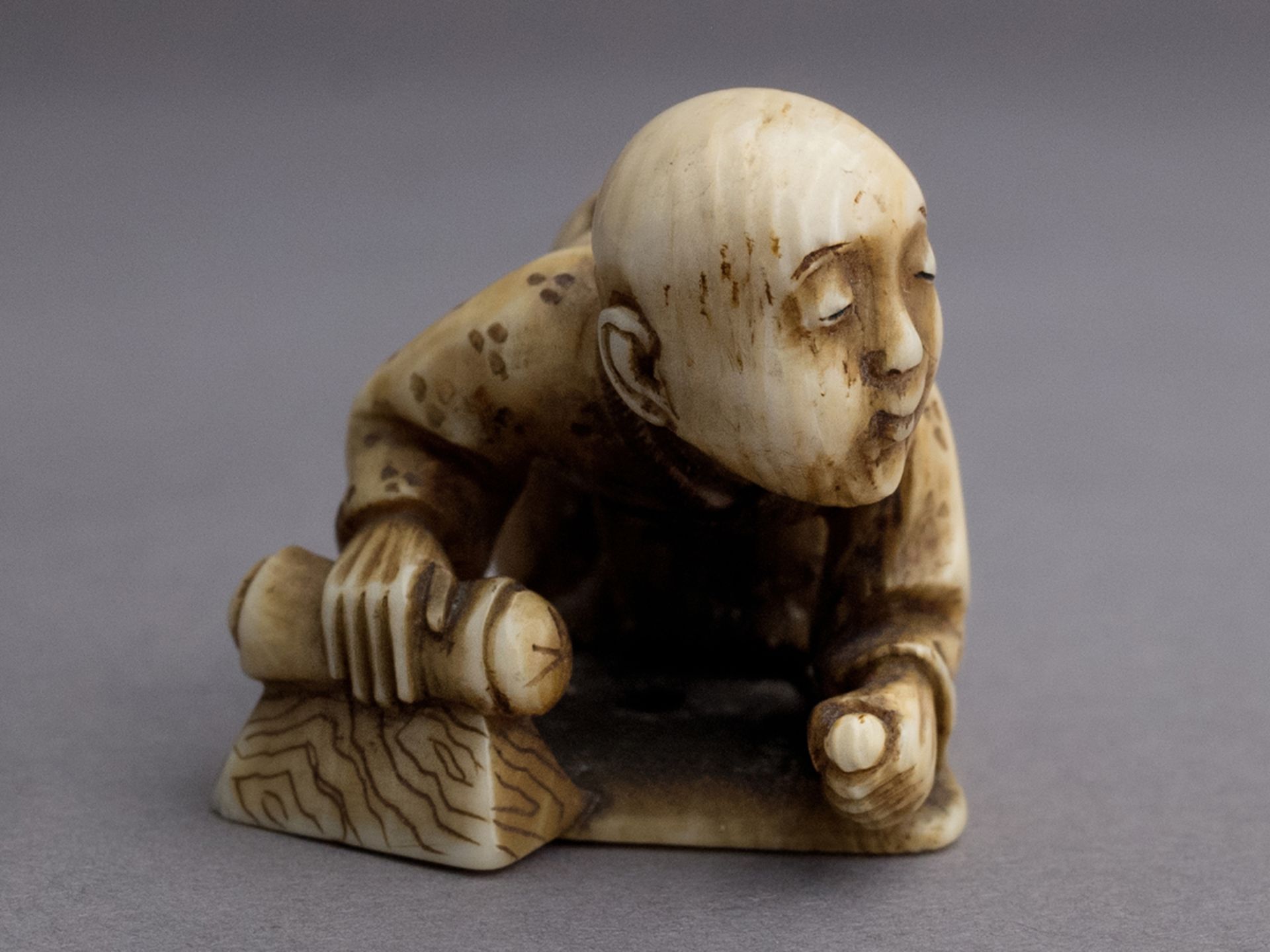 A 19th century Japanese netsuke from Meiji period. Signed - Bild 2 aus 5