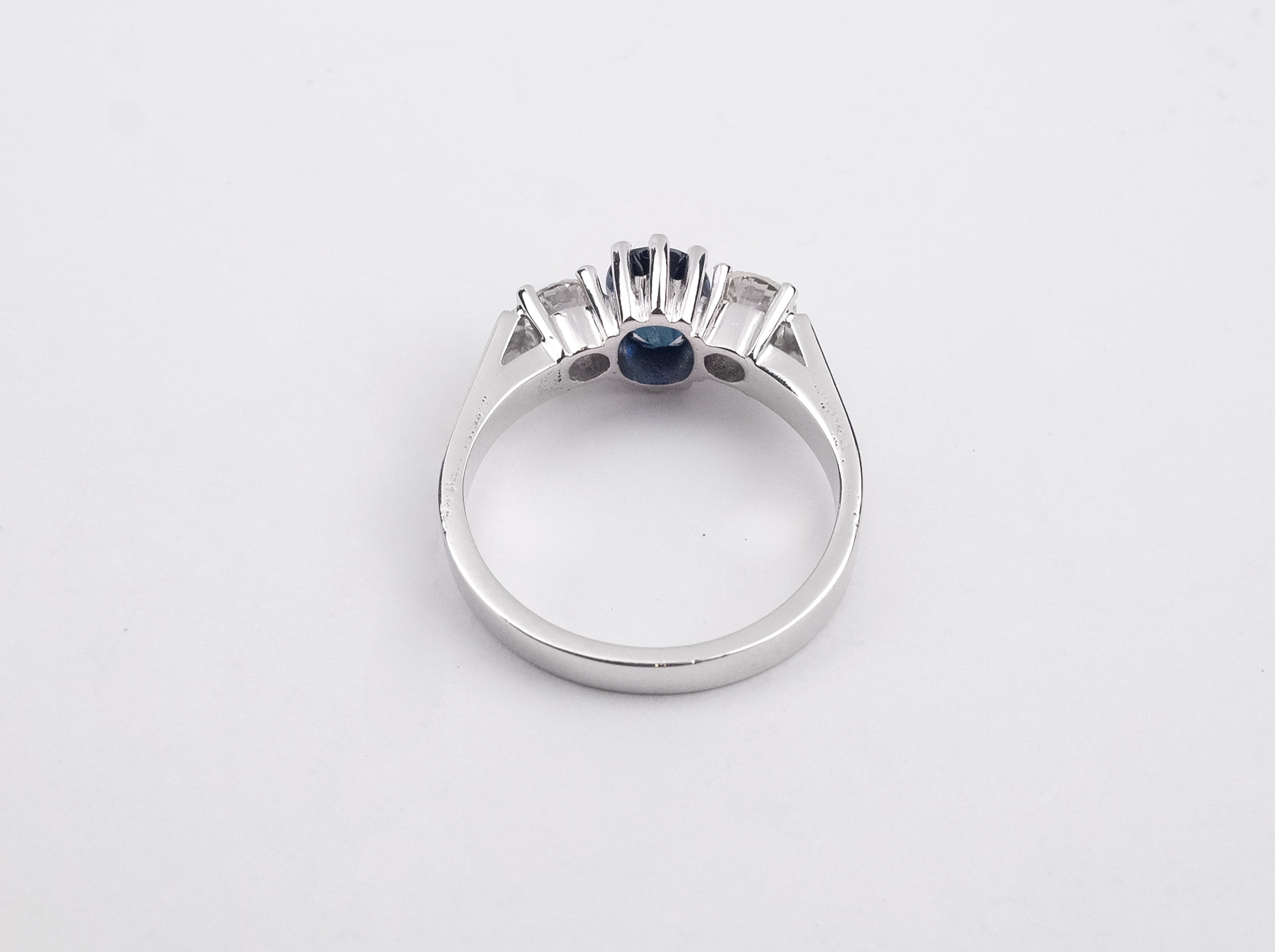 A sapphire and diamonds three stone ring - Image 2 of 2