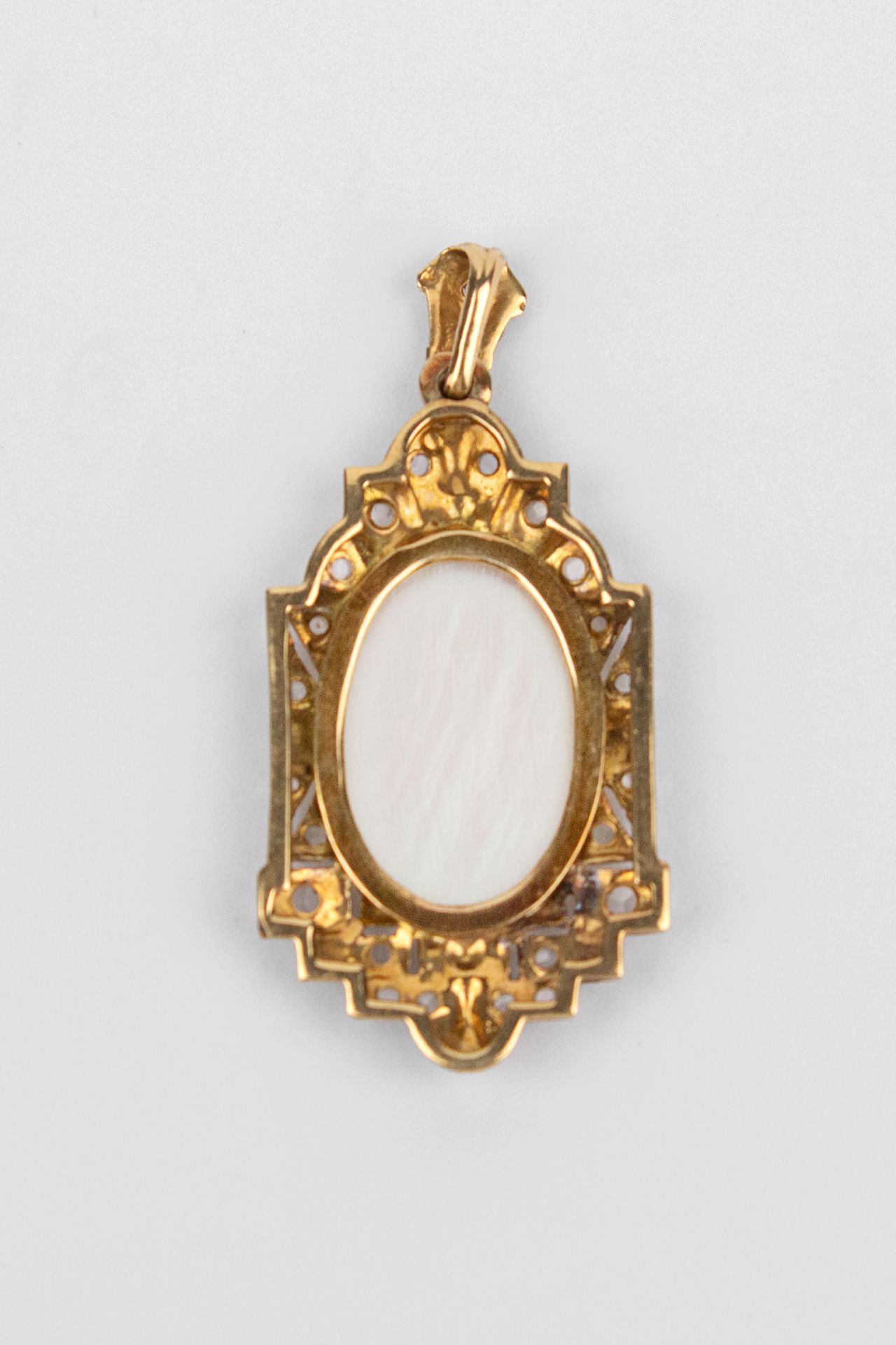 An Art-Déco gold, platinum, diamonds and mother of pearl devotional medal circa 1930 - Image 2 of 2