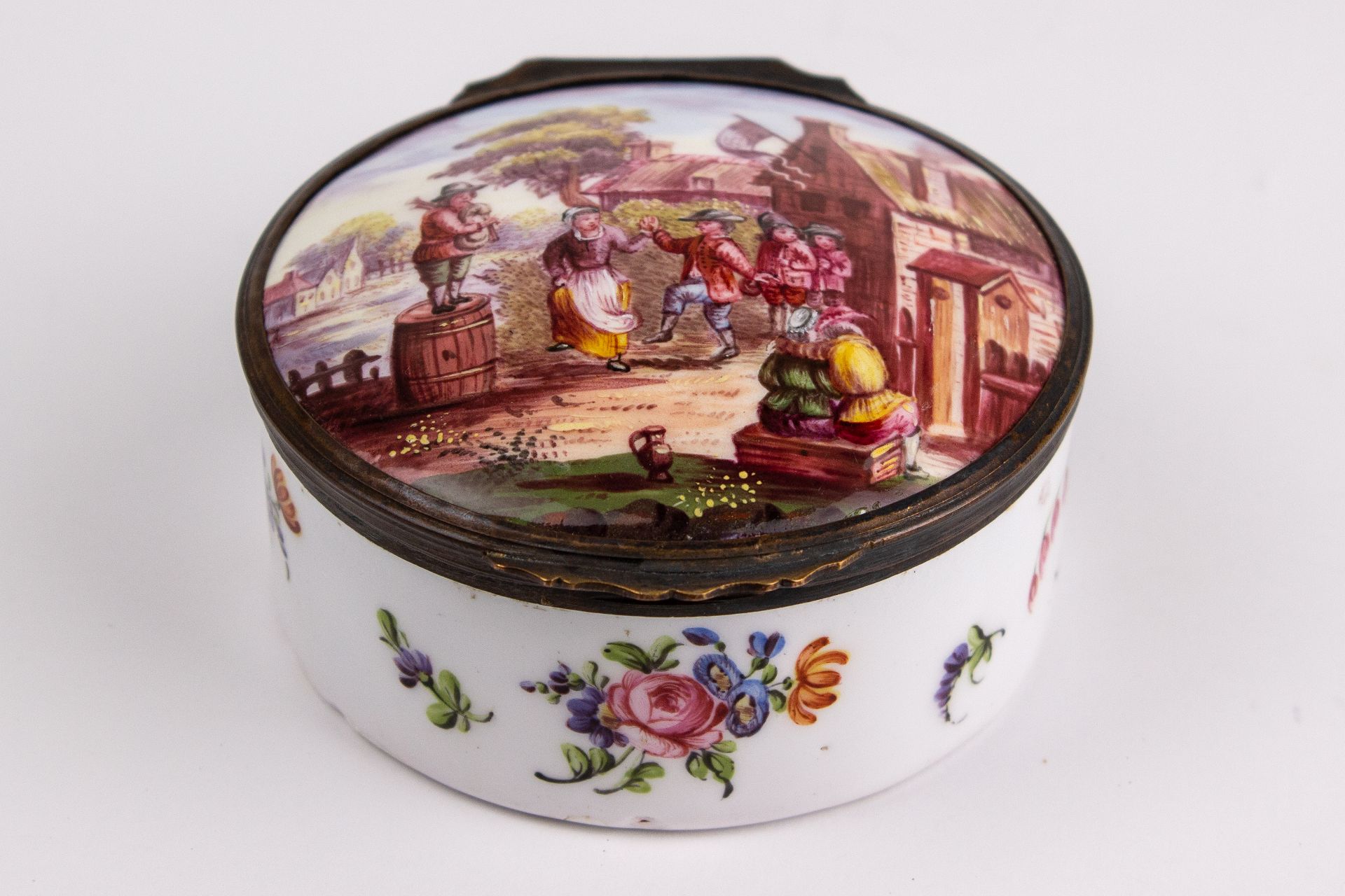 An 18th century French enamel snuff box - Image 2 of 4