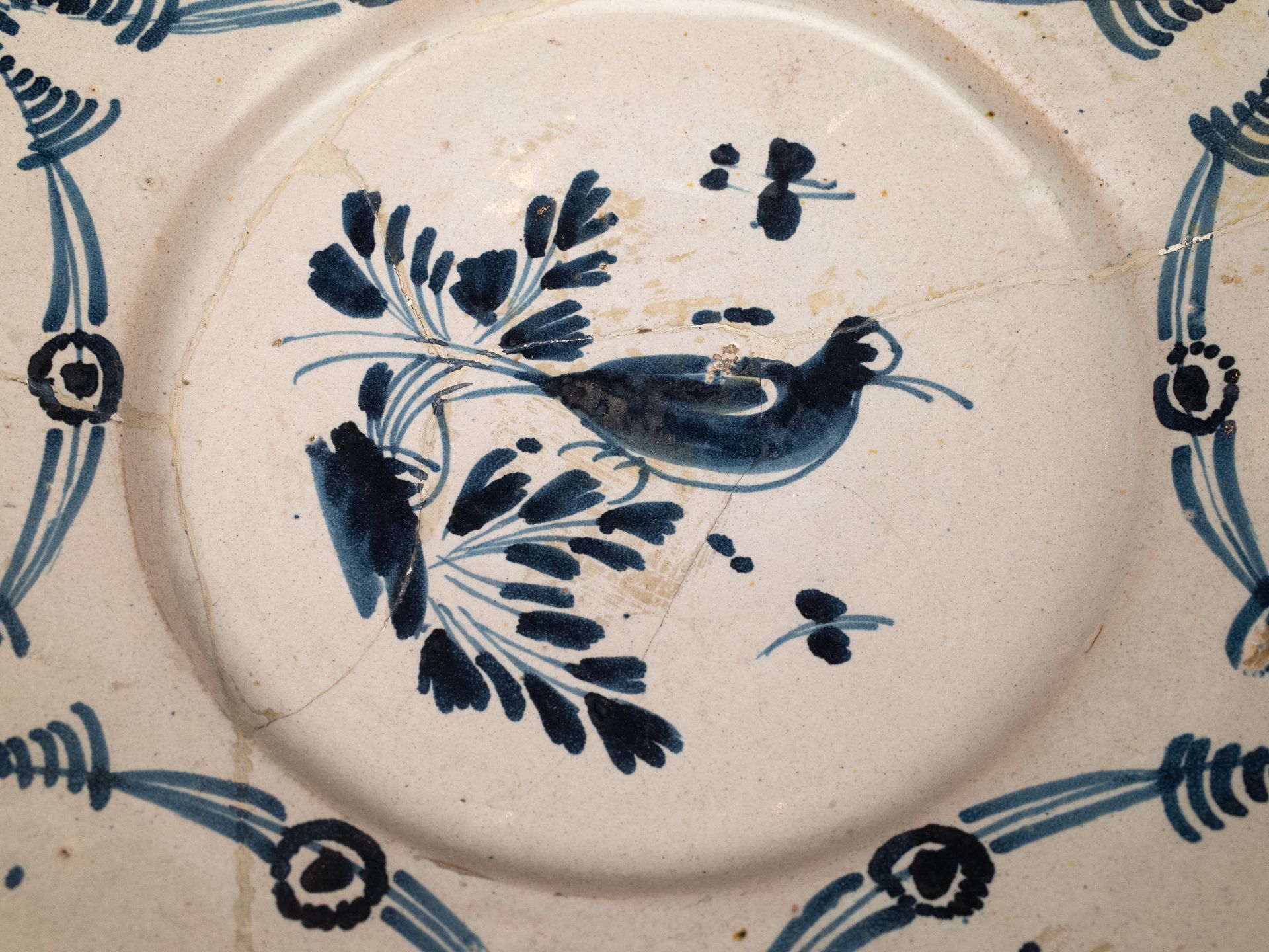 A pair of late 18th century plates in Catalan pottery of 'l'arracada' - Image 4 of 5