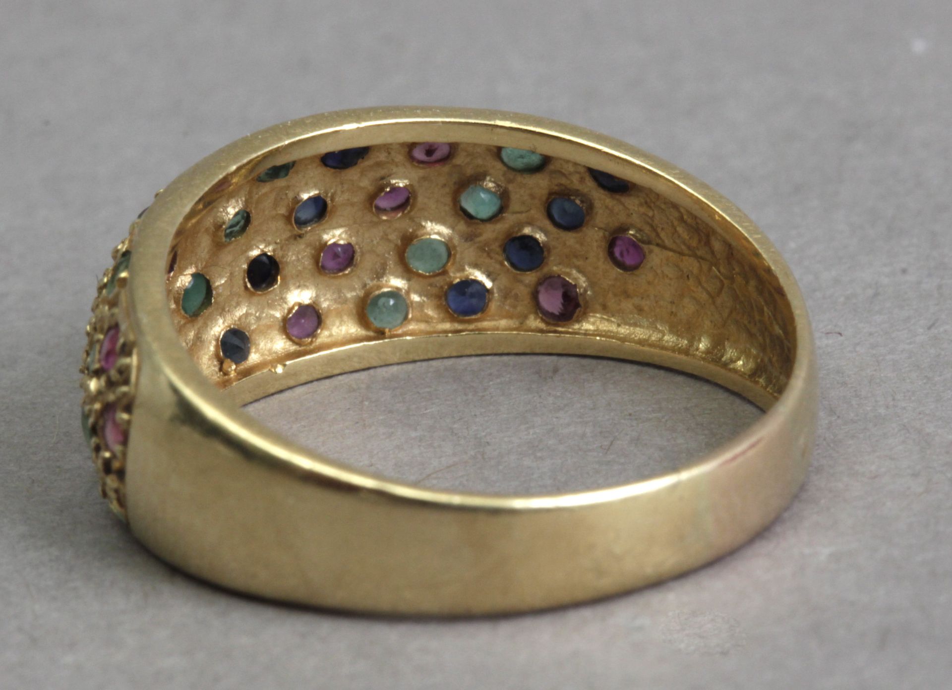 An 18k. Yellow gold, diamonds, emerald and rubies bombe ring - Image 6 of 6