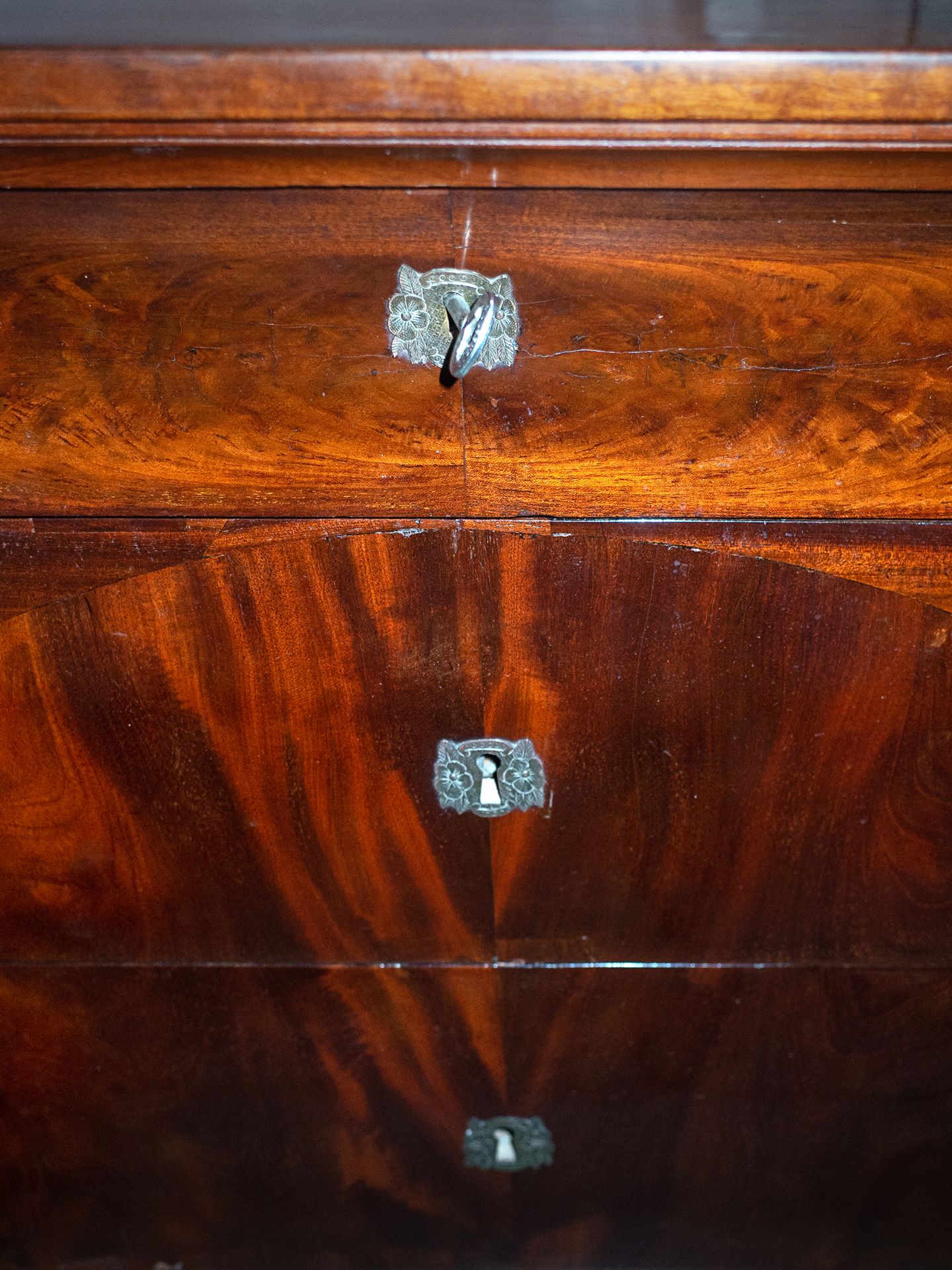 A Spanish Fernandino period mahogany chest of drawers circa 1800-1830 - Image 3 of 4