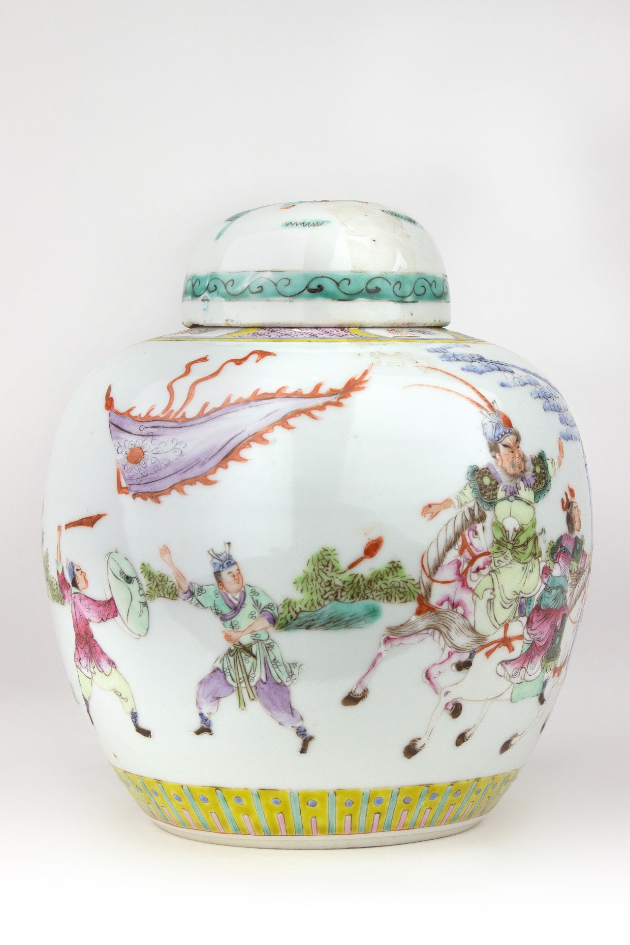 A 19th century Chinese Famille Rose vase and cover - Bild 2 aus 4