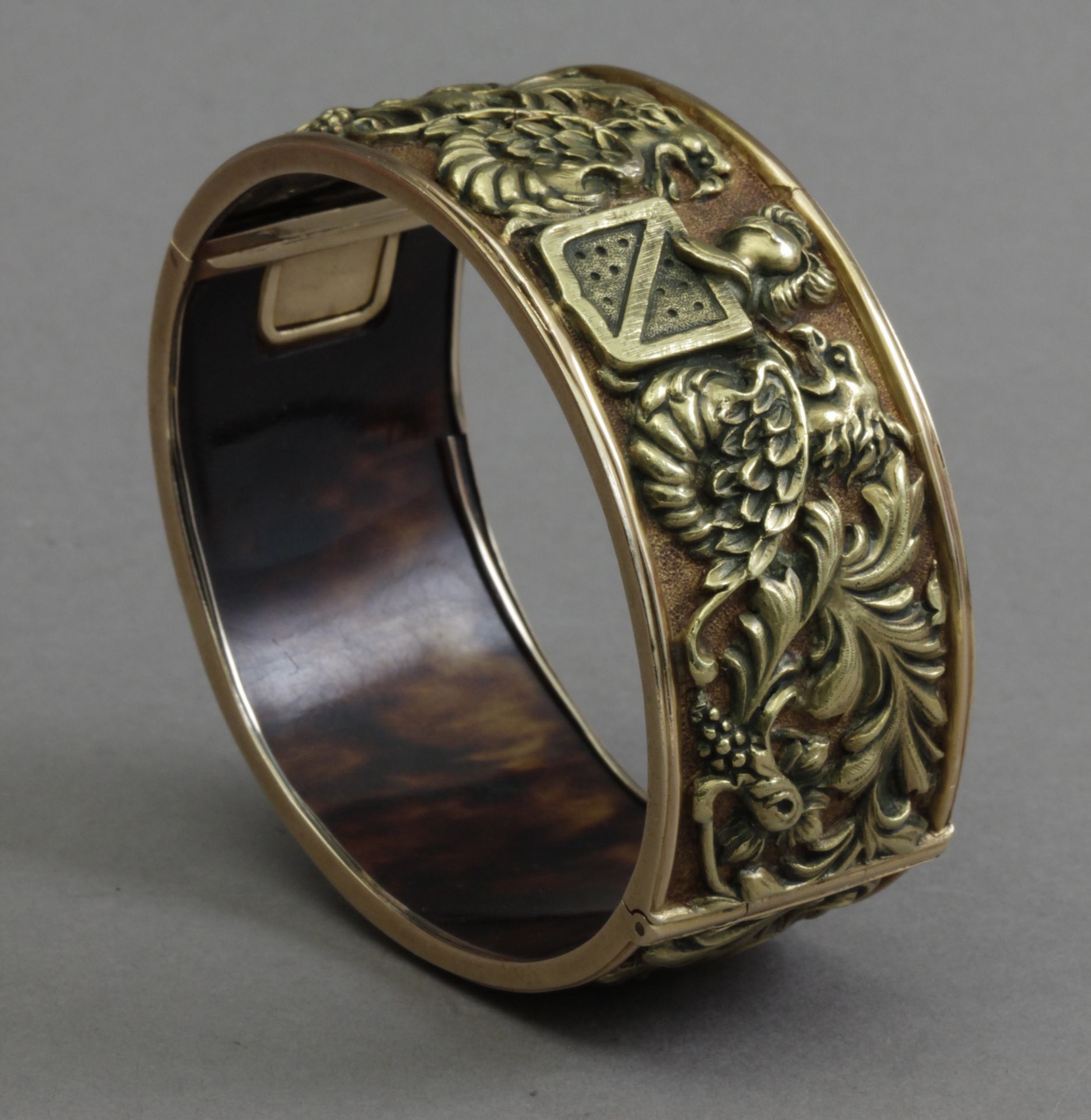 Possibly Fuset I Grau. A late 19th century bangle in 18k. yellow gold and tortoiseshell - Bild 4 aus 8