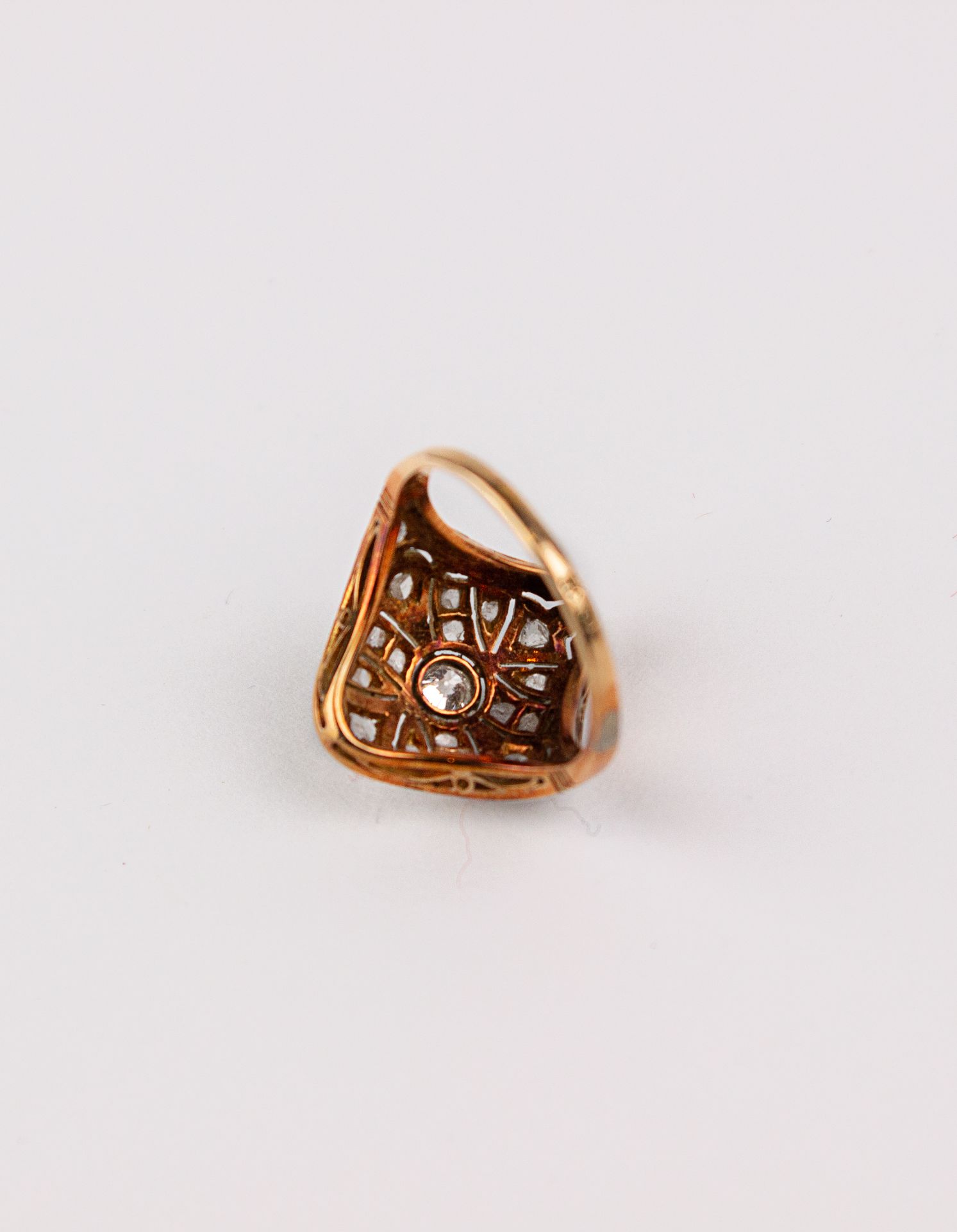 An Art-Déco ring circa 1930. Gold, platinum and diamonds - Image 3 of 3