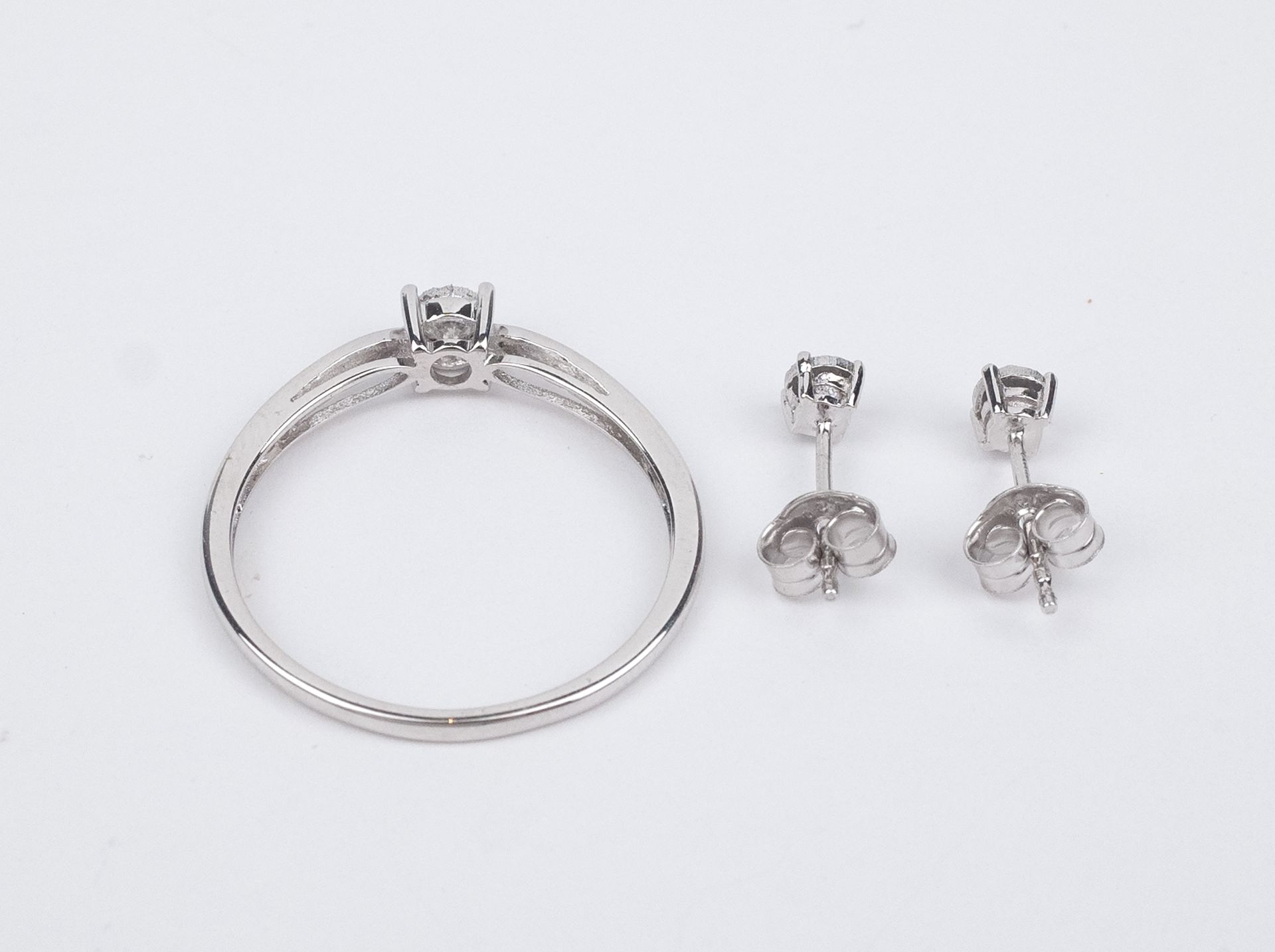 A set of diamond earrings and a solitaire ring - Bild 2 aus 2