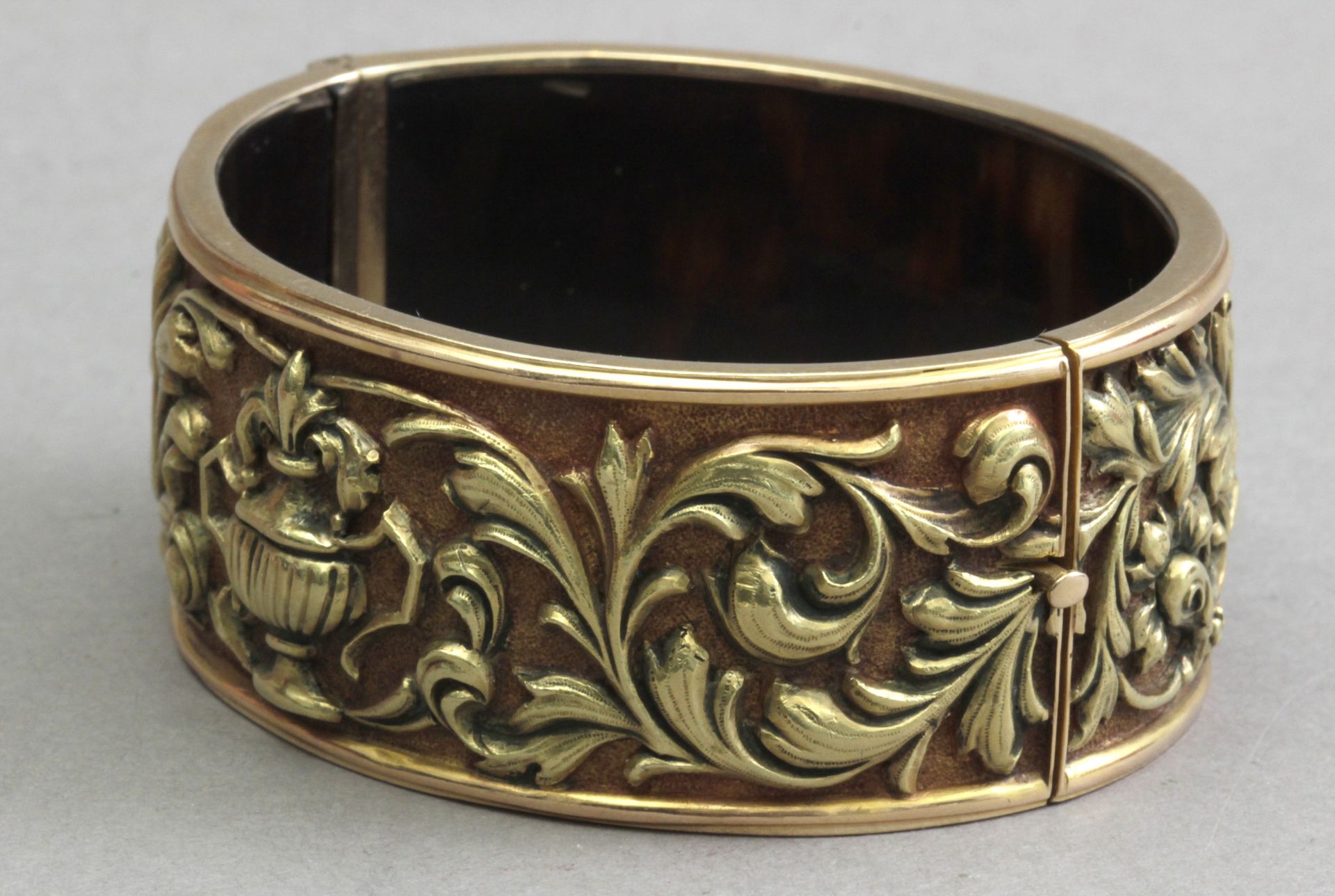 Possibly Fuset I Grau. A late 19th century bangle in 18k. yellow gold and tortoiseshell - Bild 2 aus 8