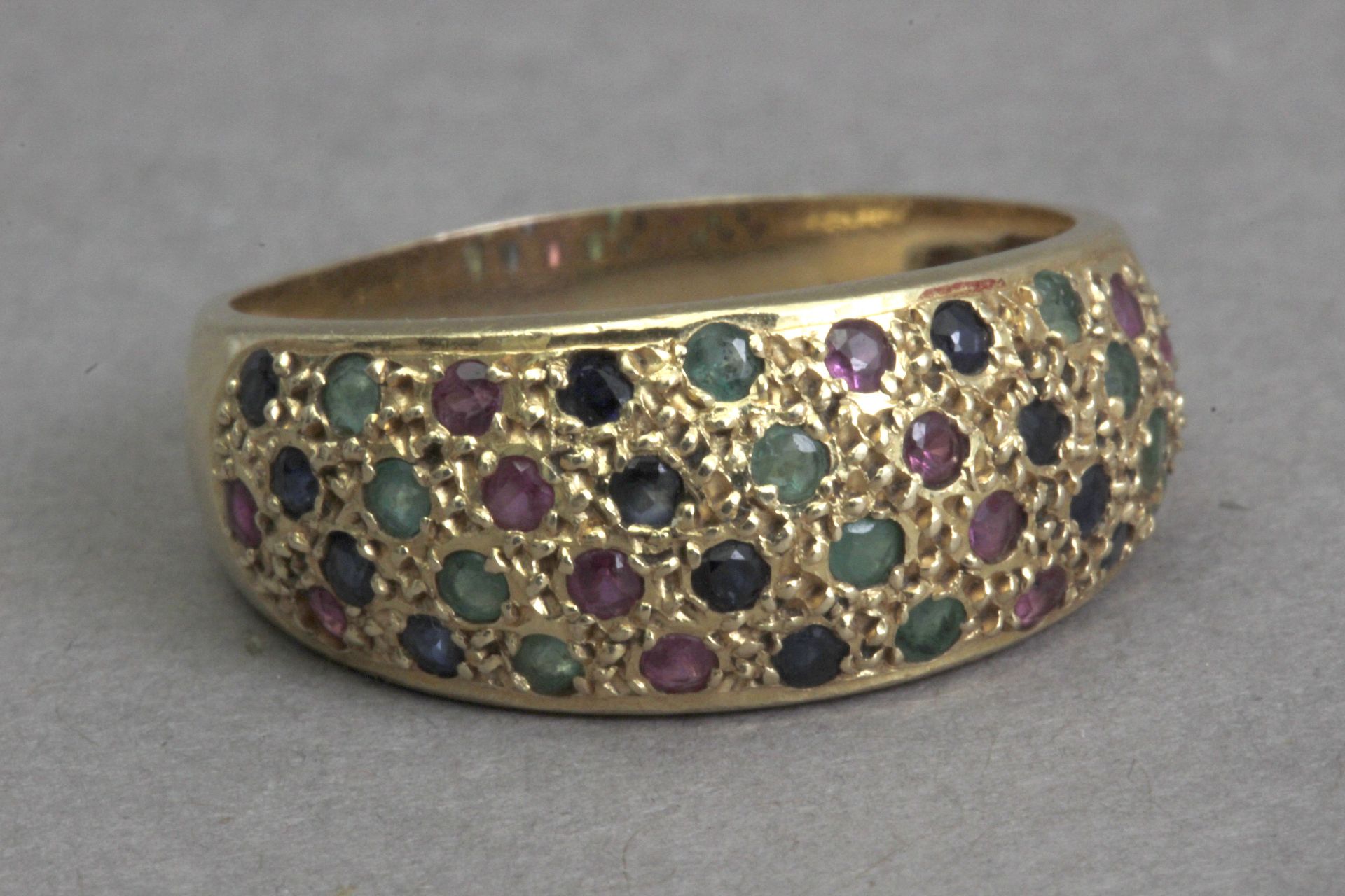 An 18k. Yellow gold, diamonds, emerald and rubies bombe ring - Image 3 of 6