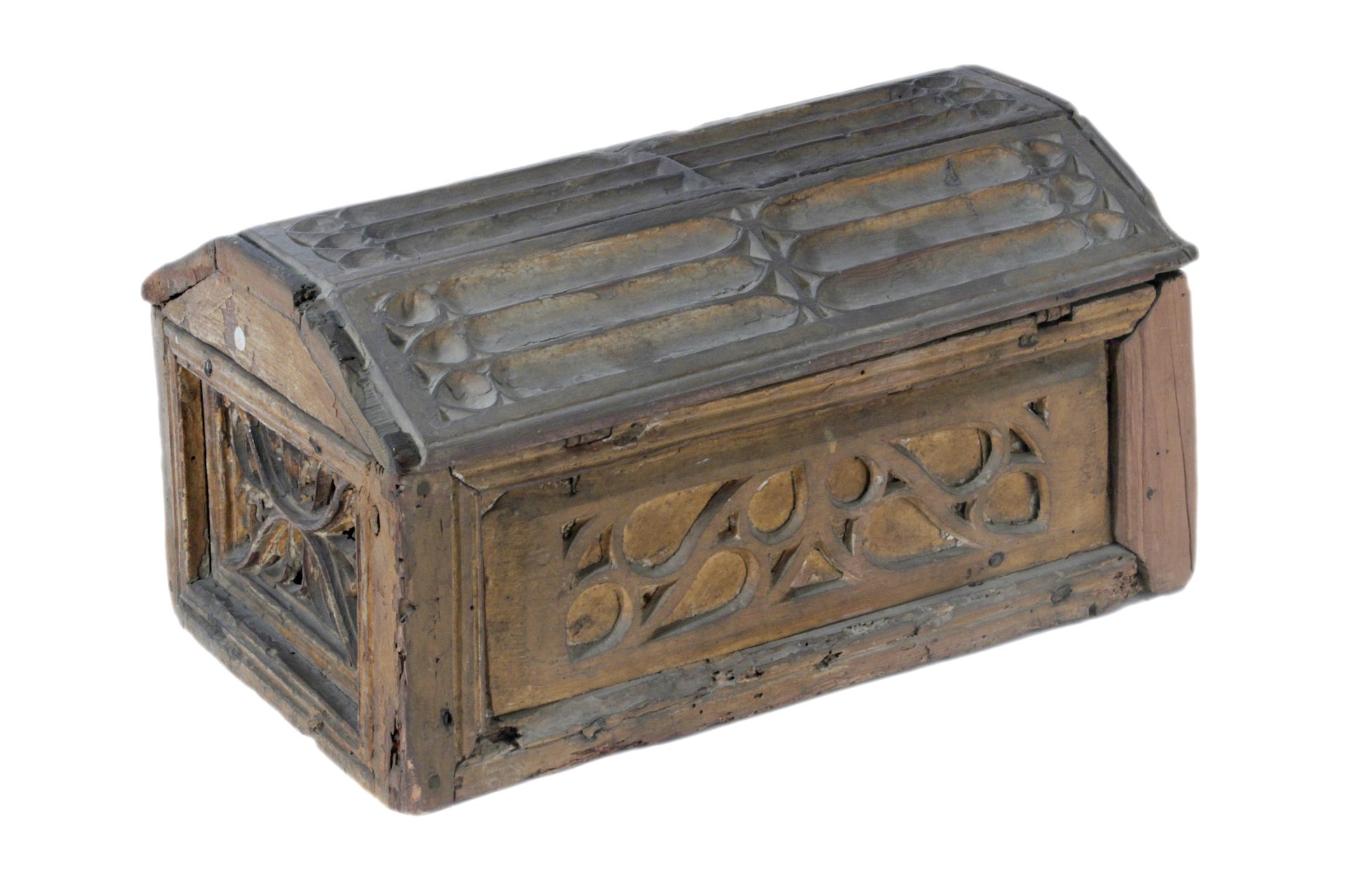 16th century Spanish Gothic chest in carved wood - Image 2 of 4