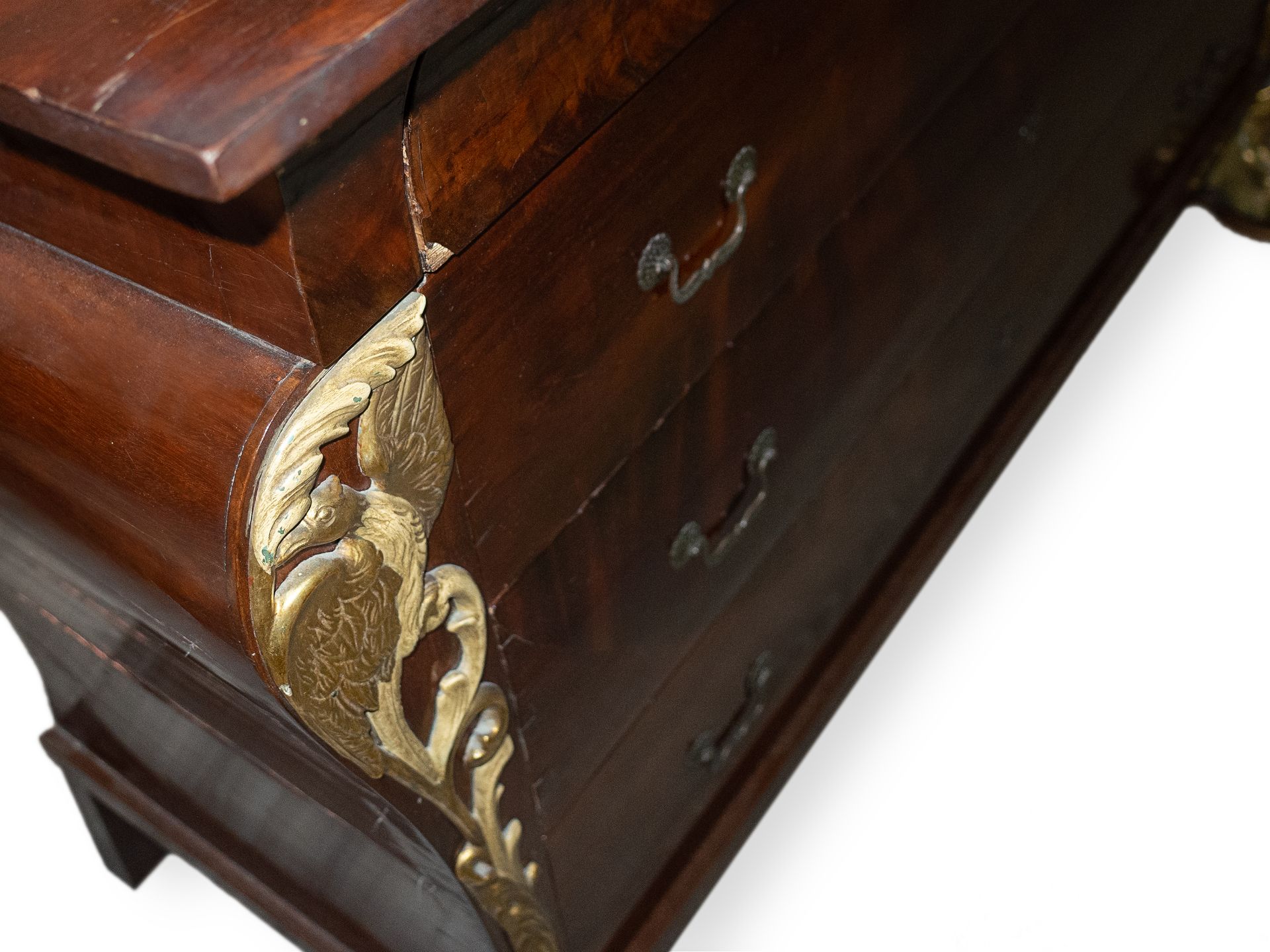 A Spanish Fernandino period mahogany chest of drawers circa 1800-1830 - Image 4 of 4