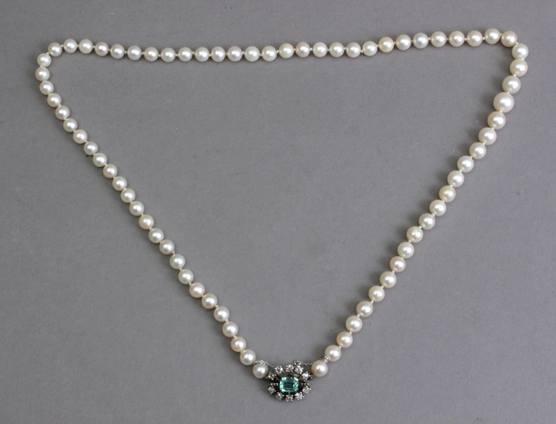 A cultured pearls necklace with a brooch clasp in 18k. white gold, emerald and diamonds - Image 3 of 4