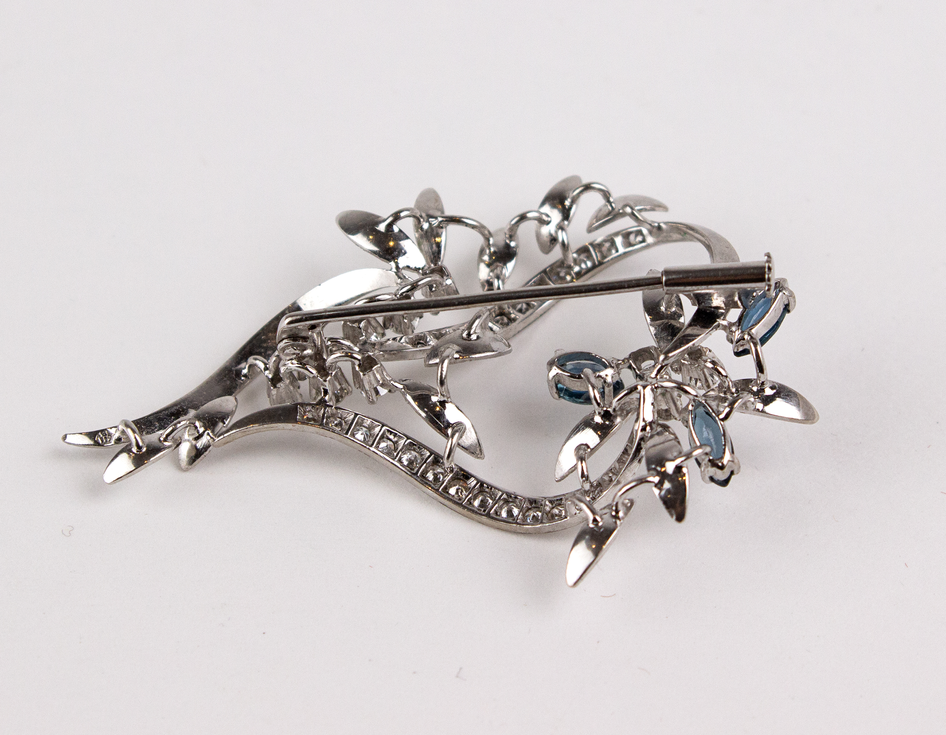 An 18k. white gold, sapphires and diamonds pendant brooch - Image 2 of 3