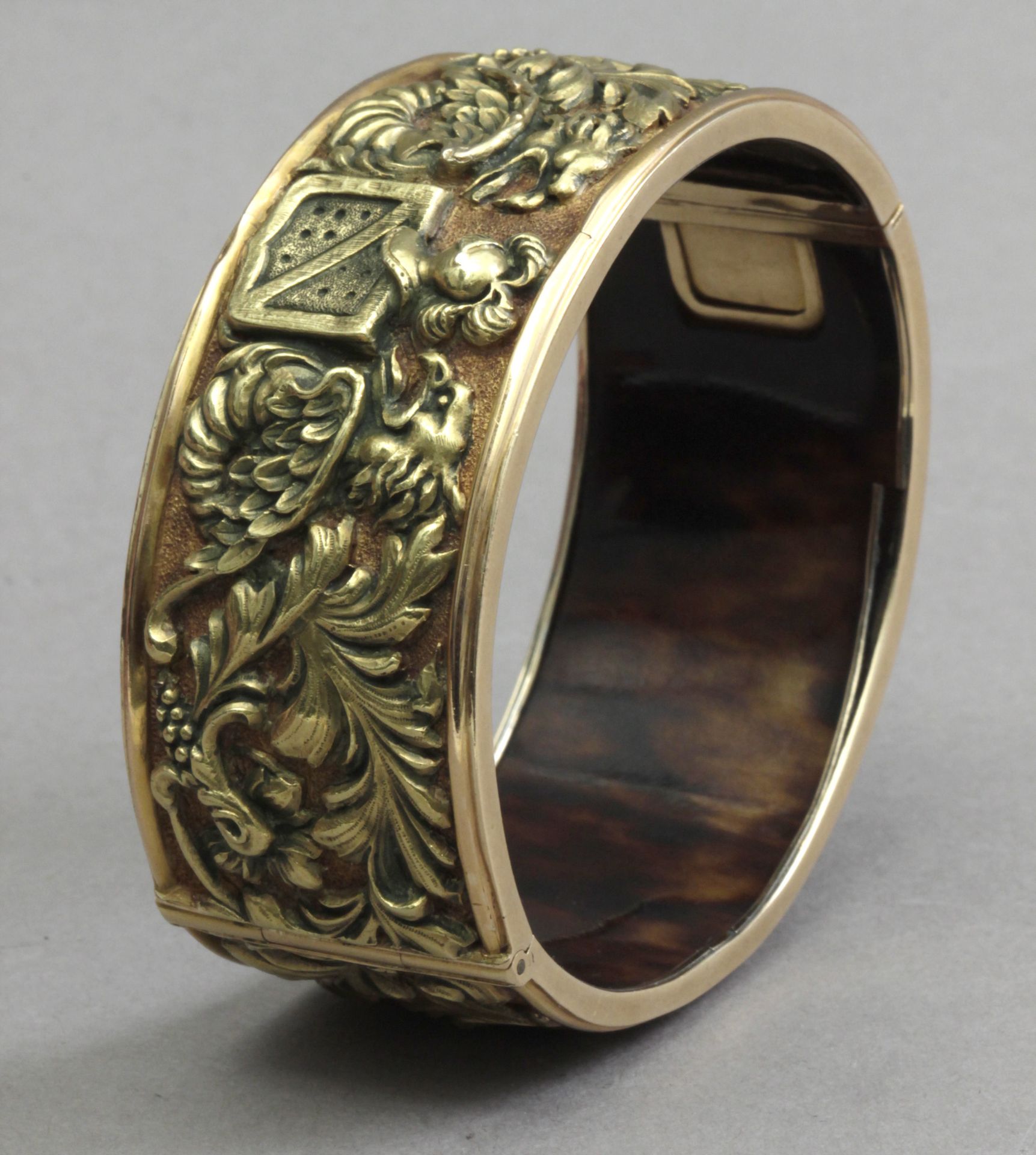 Possibly Fuset I Grau. A late 19th century bangle in 18k. yellow gold and tortoiseshell - Bild 3 aus 8