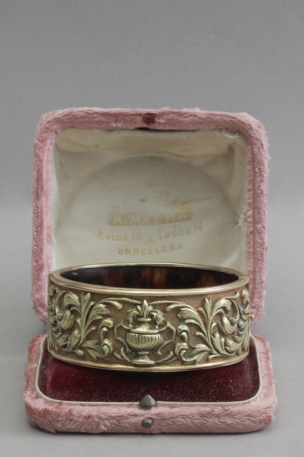 Possibly Fuset I Grau. A late 19th century bangle in 18k. yellow gold and tortoiseshell - Bild 6 aus 8