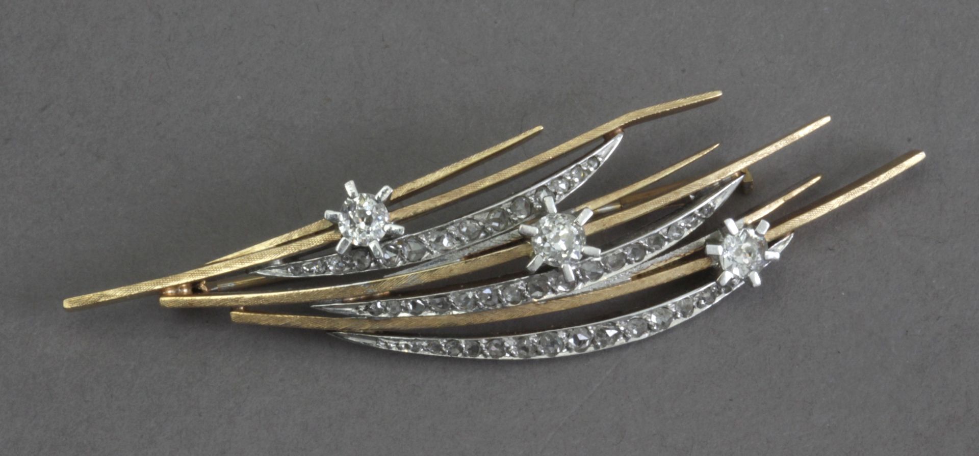 A gold and diamonds brooch - Bild 2 aus 5