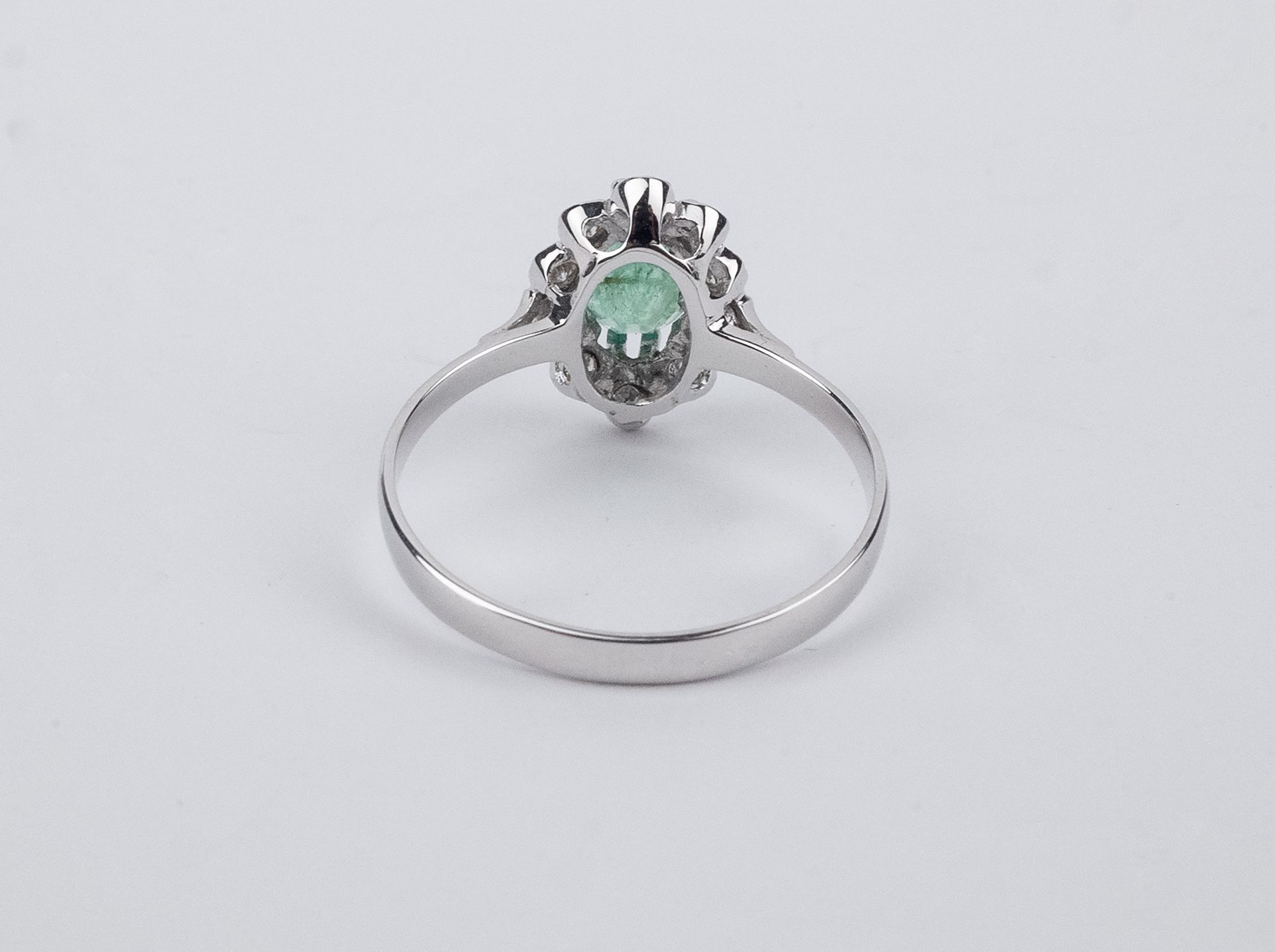 An emerald and brilliant cut diamonds 18k. white gold cluster ring - Image 2 of 2