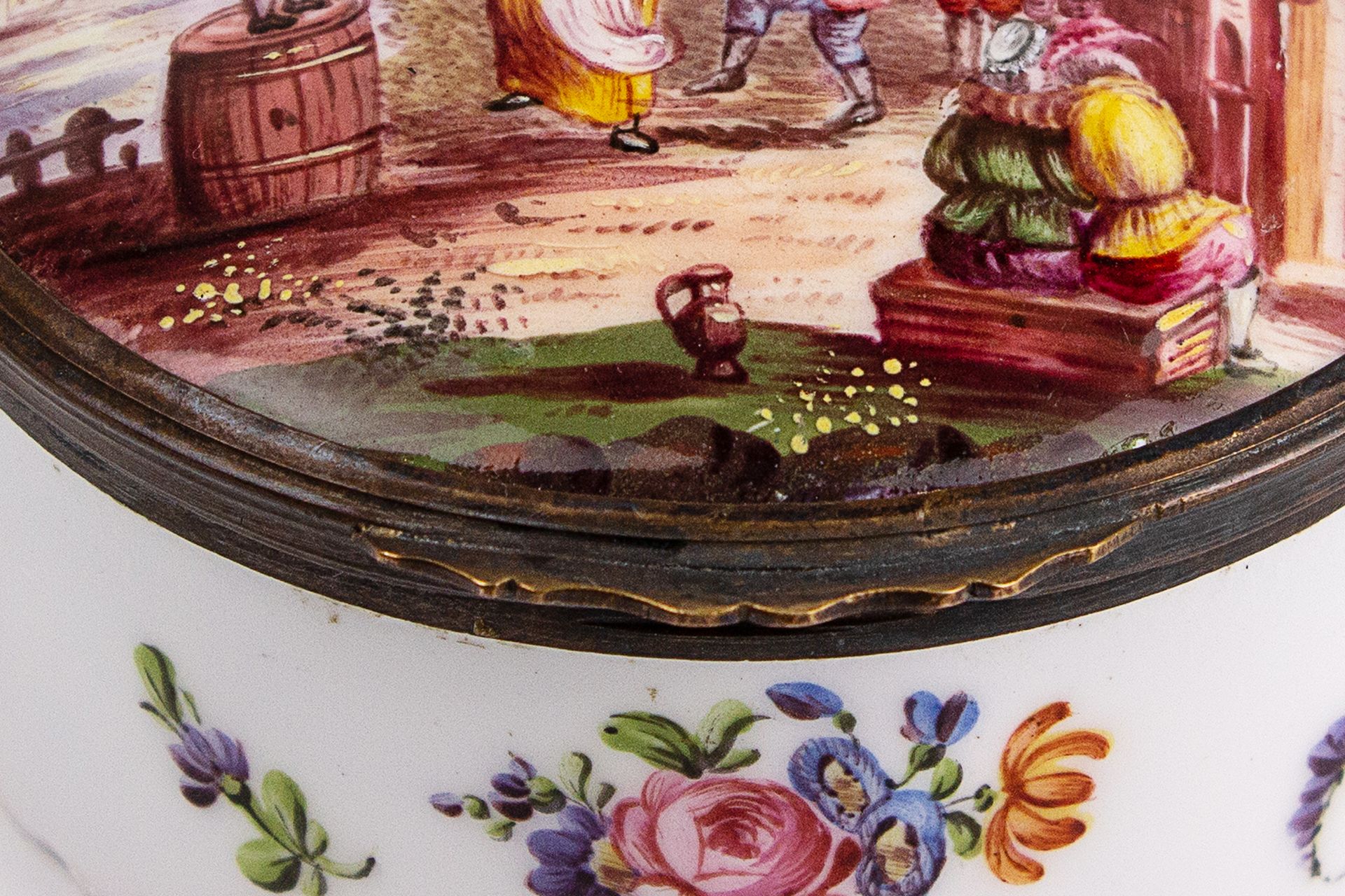 An 18th century French enamel snuff box - Image 4 of 4