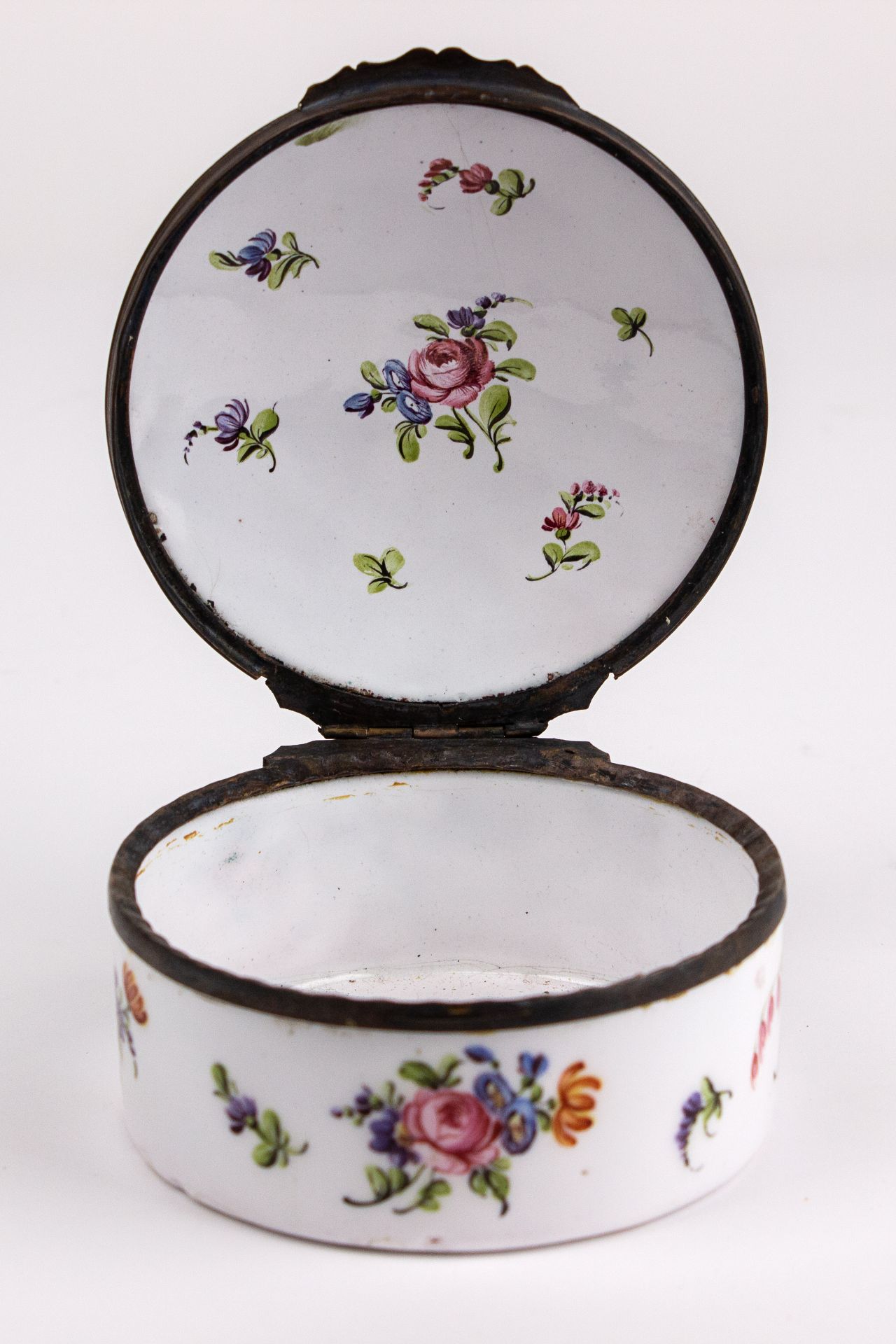 An 18th century French enamel snuff box - Image 3 of 4