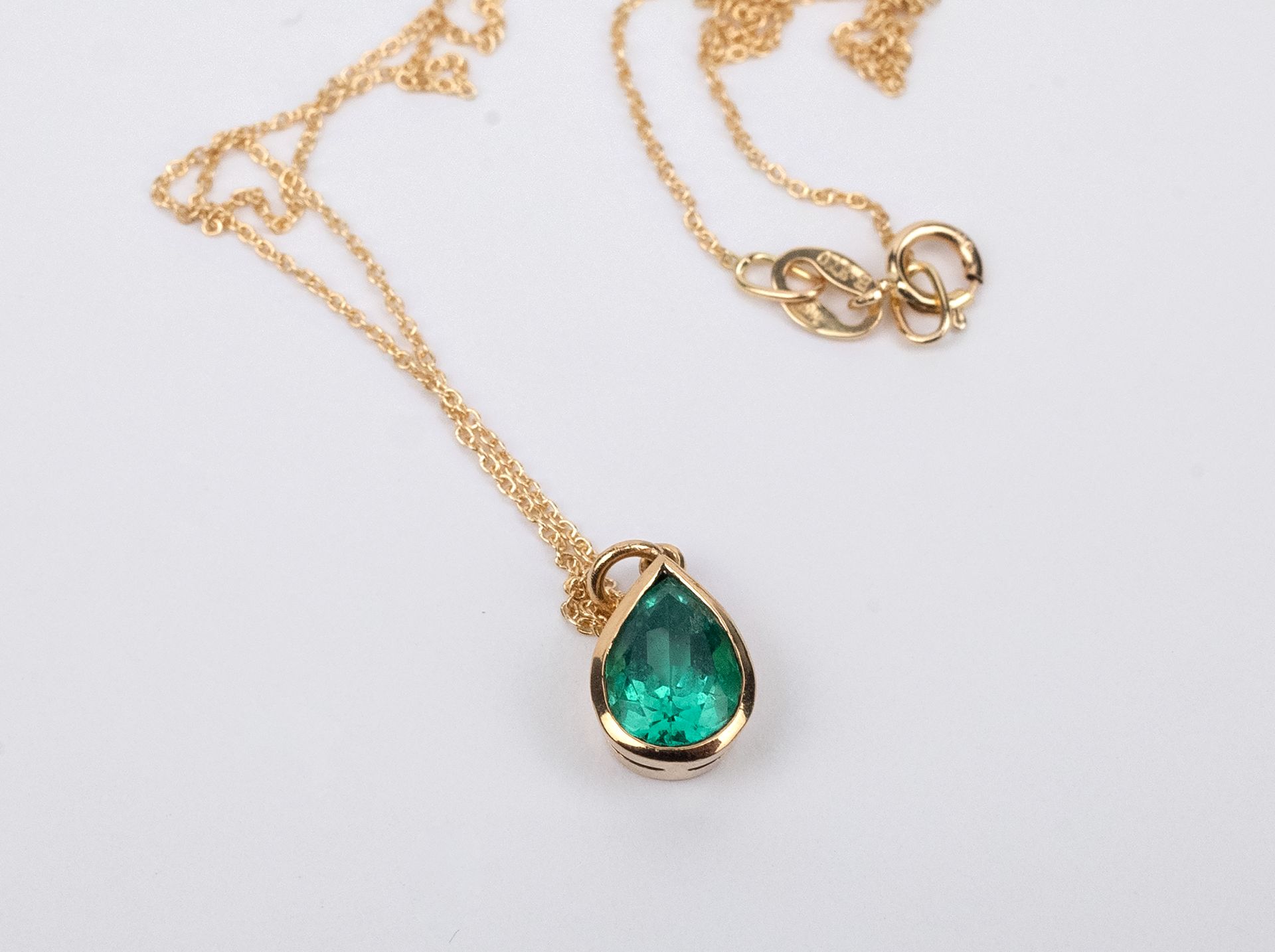 An 18k. yellow gold and emerald pendant and chain - Image 2 of 2