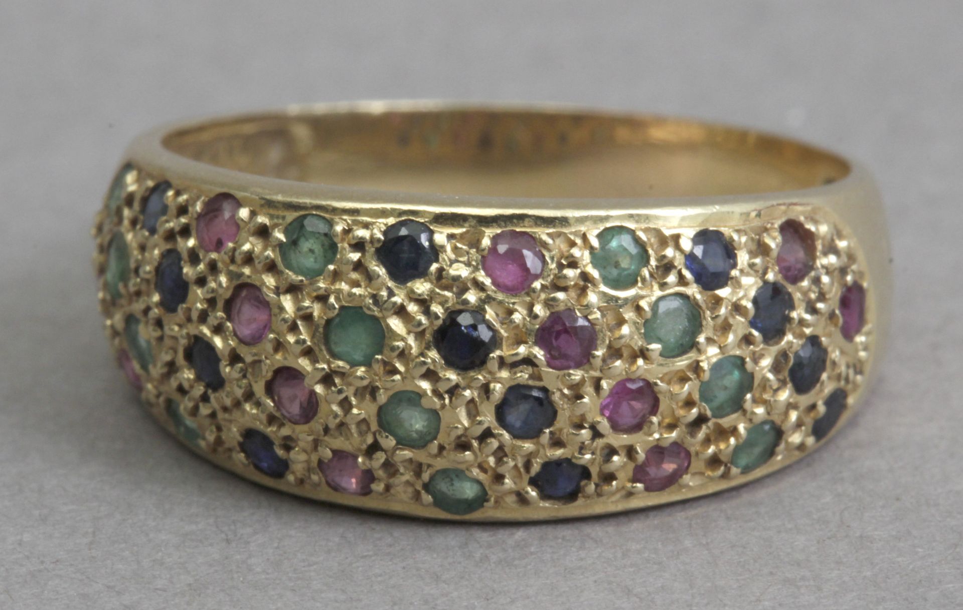 An 18k. Yellow gold, diamonds, emerald and rubies bombe ring - Image 4 of 6