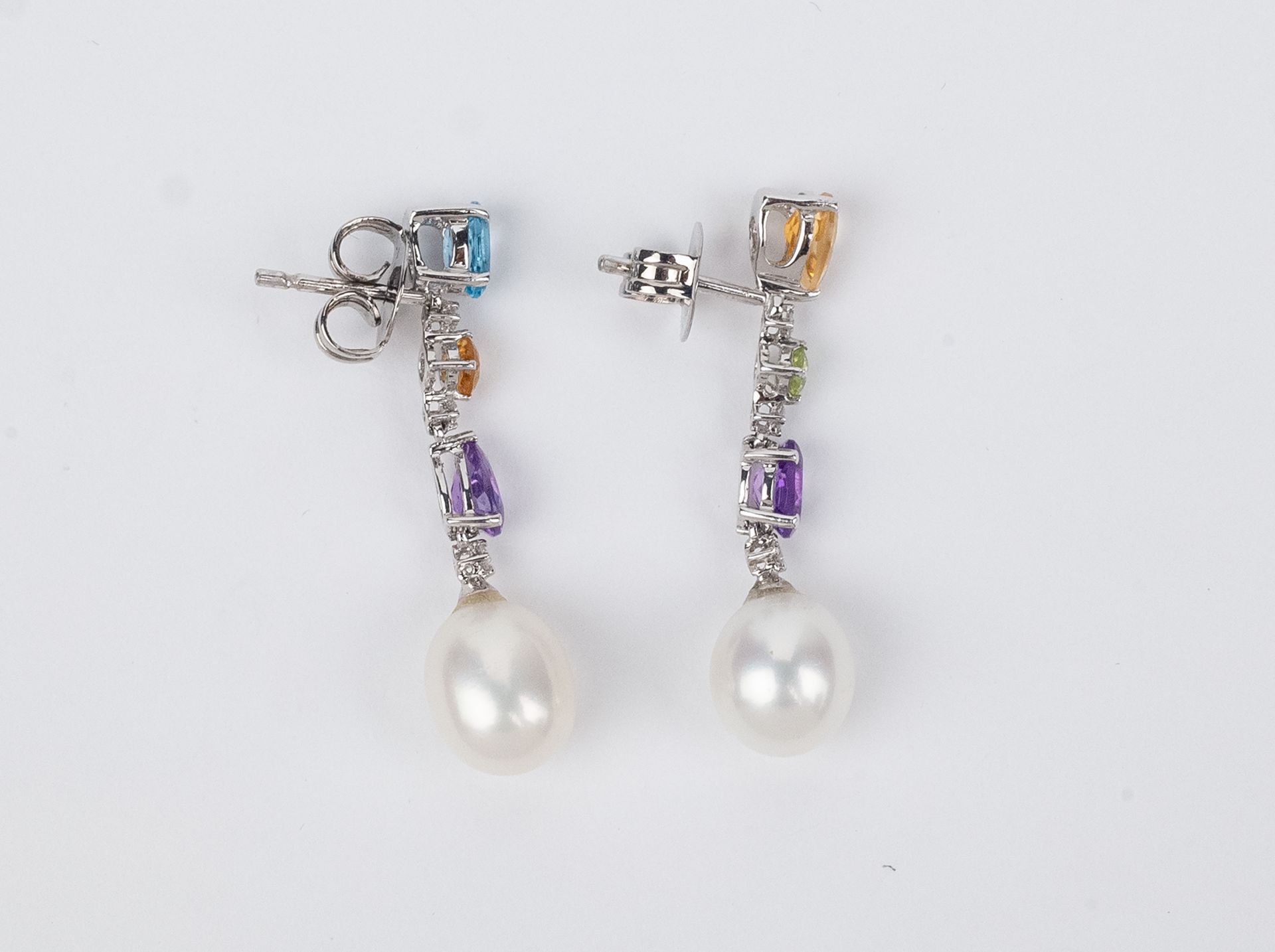 A pair of long earrings. 18k., white gold, topaz from Brazil, diamonds and cultured pearls - Image 2 of 2