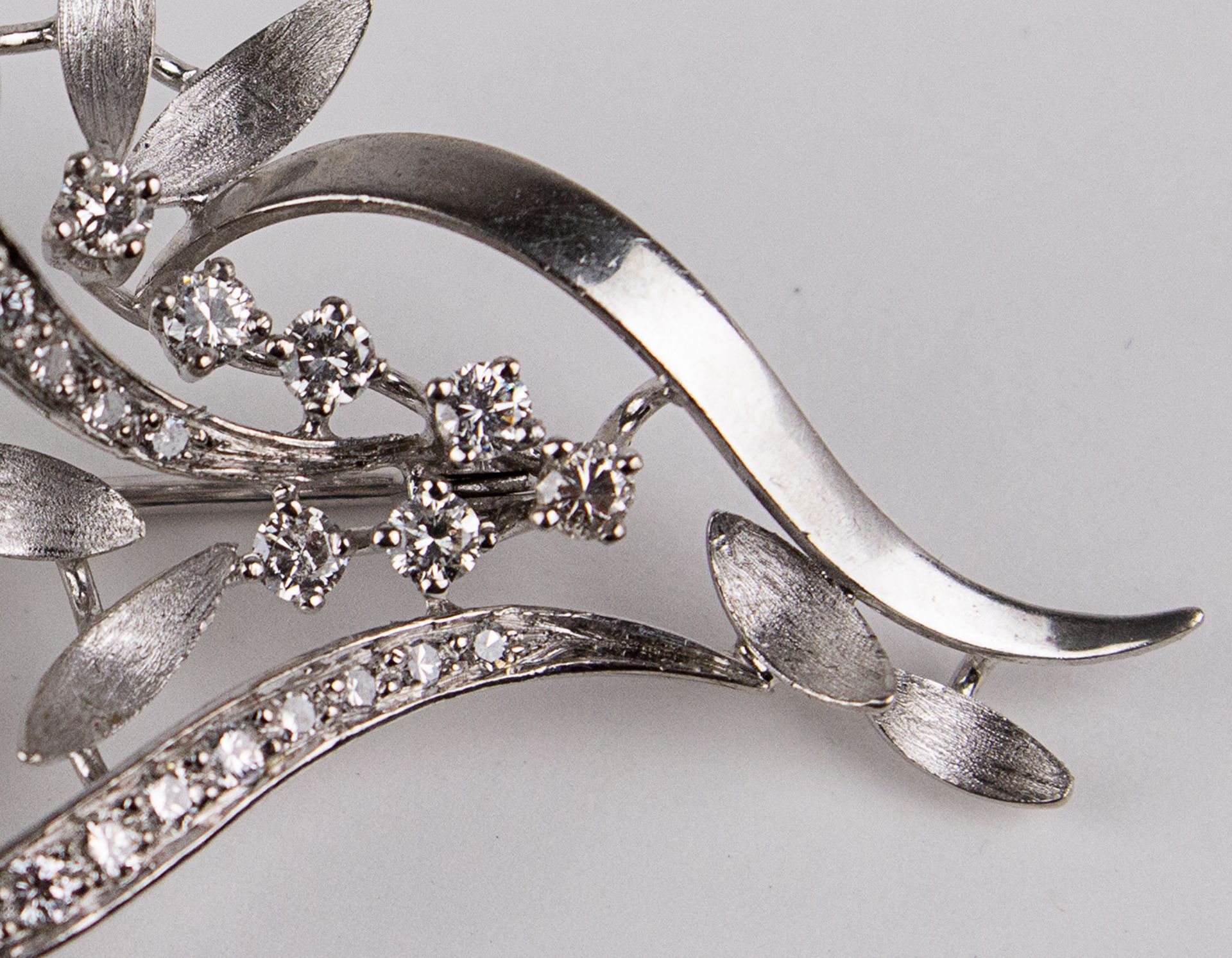 An 18k. white gold, sapphires and diamonds pendant brooch - Bild 3 aus 3