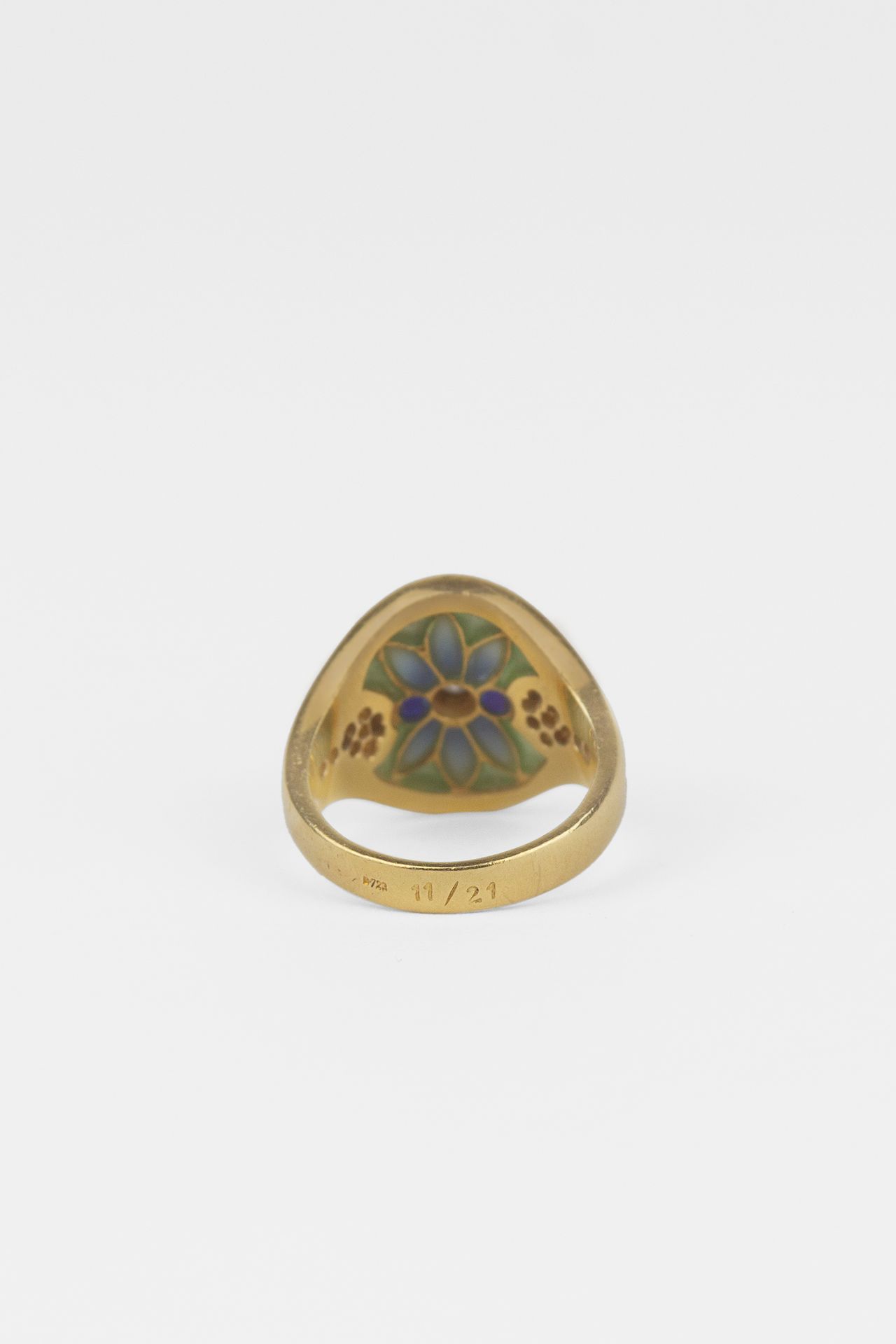 A modernist style ring in 18k. yellow gold, diamonds and plique-à-jour enamel - Image 3 of 4