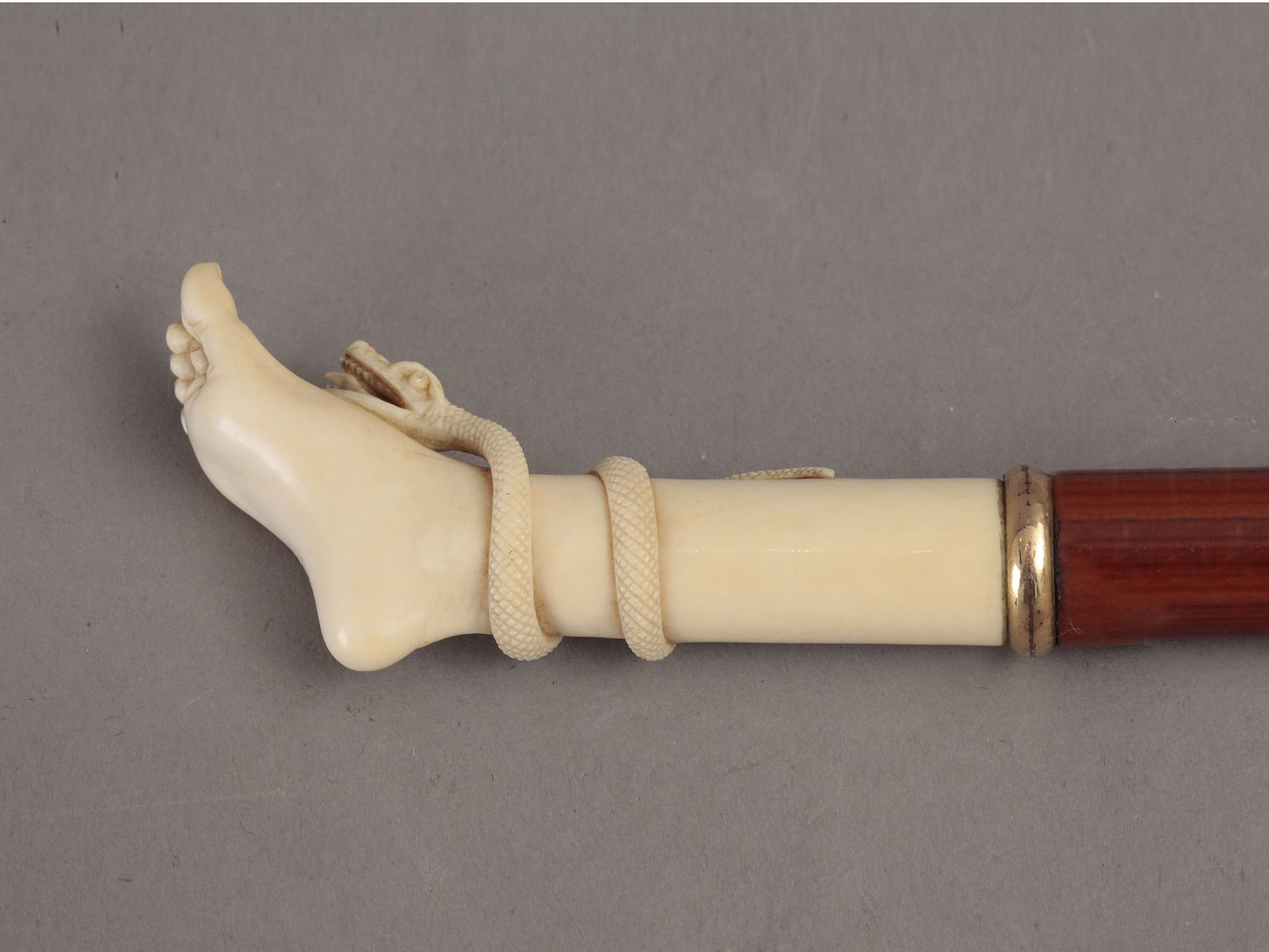 An early 20th century walking stick with a carved ivory handle and a cherry tree shaft - Bild 2 aus 2