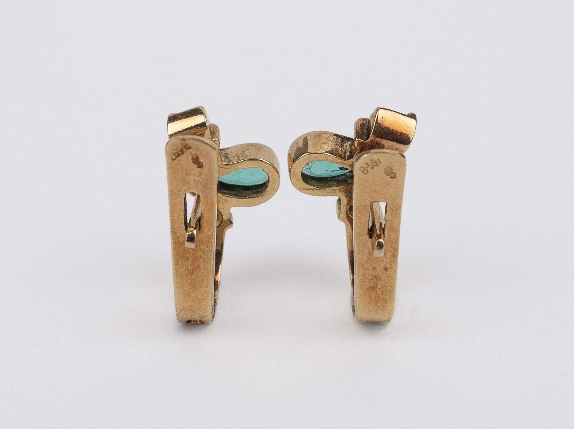 A pair of 18k. yellow gold, emeralds and diamonds hoop earrings - Bild 2 aus 2