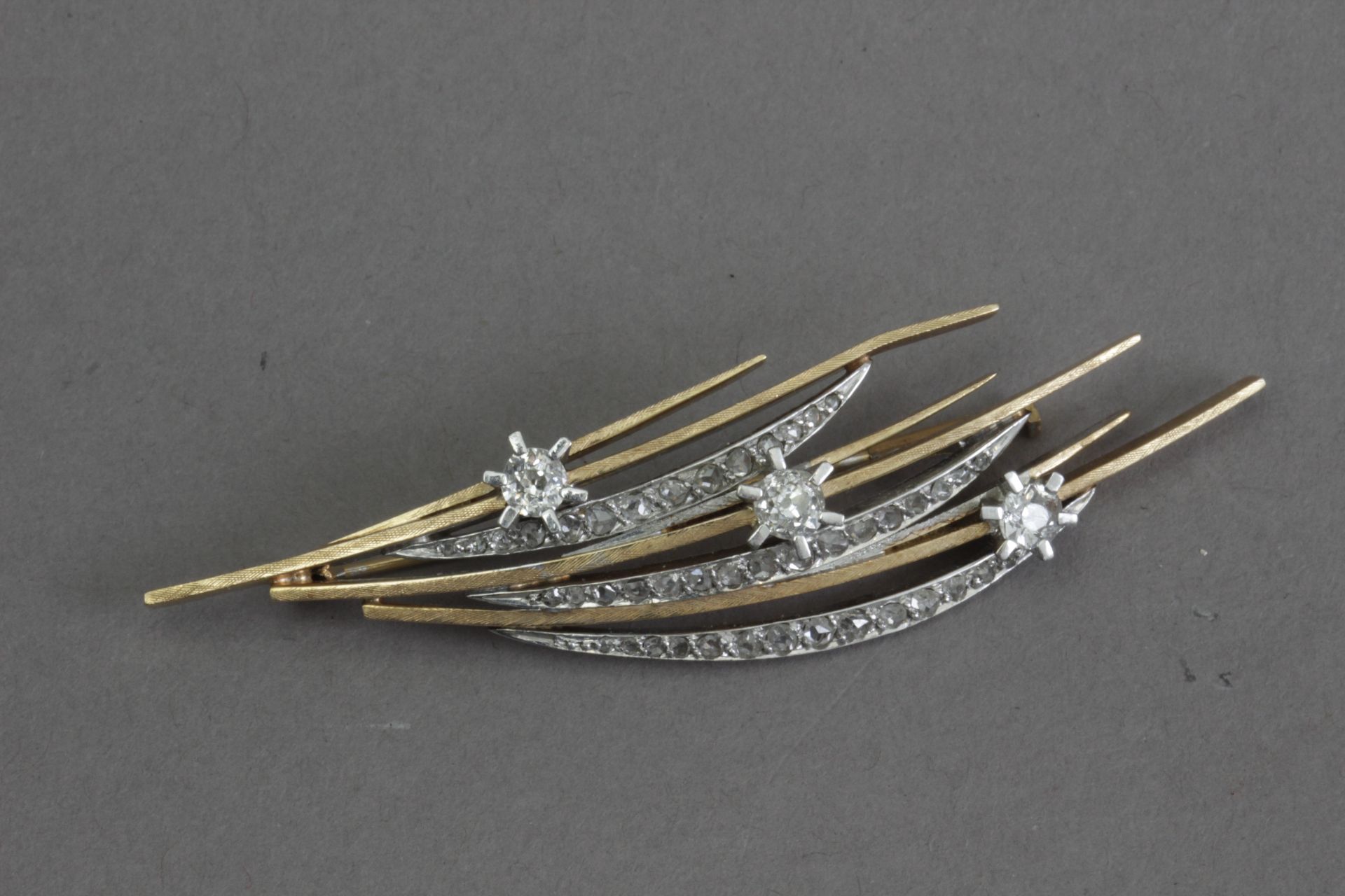 A gold and diamonds brooch - Image 3 of 5