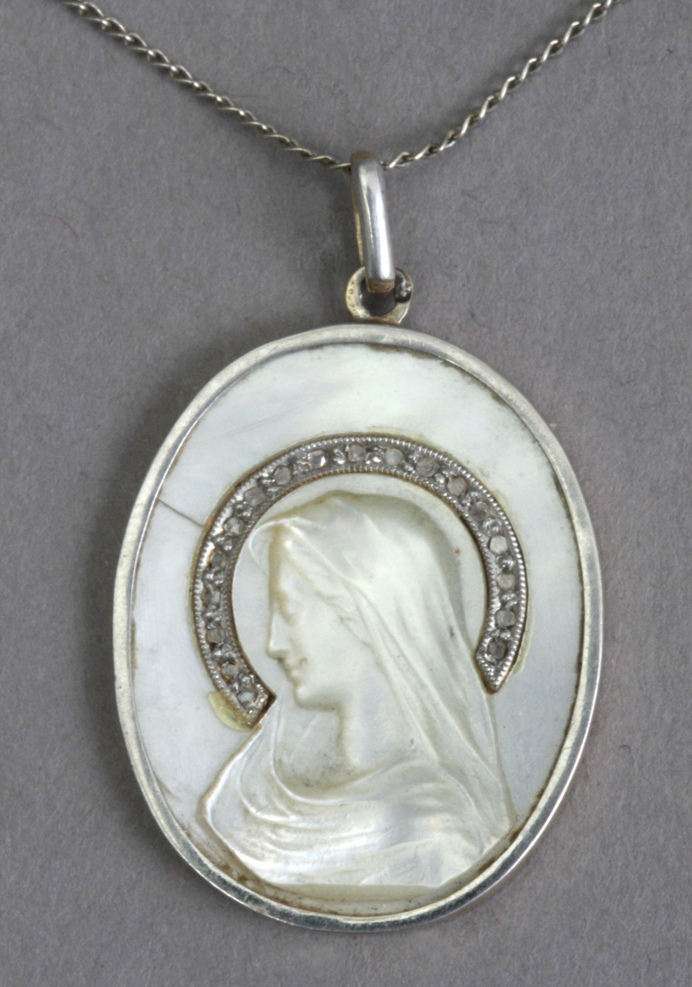A gold and diamonds Art Déco devotional medal circa 1927