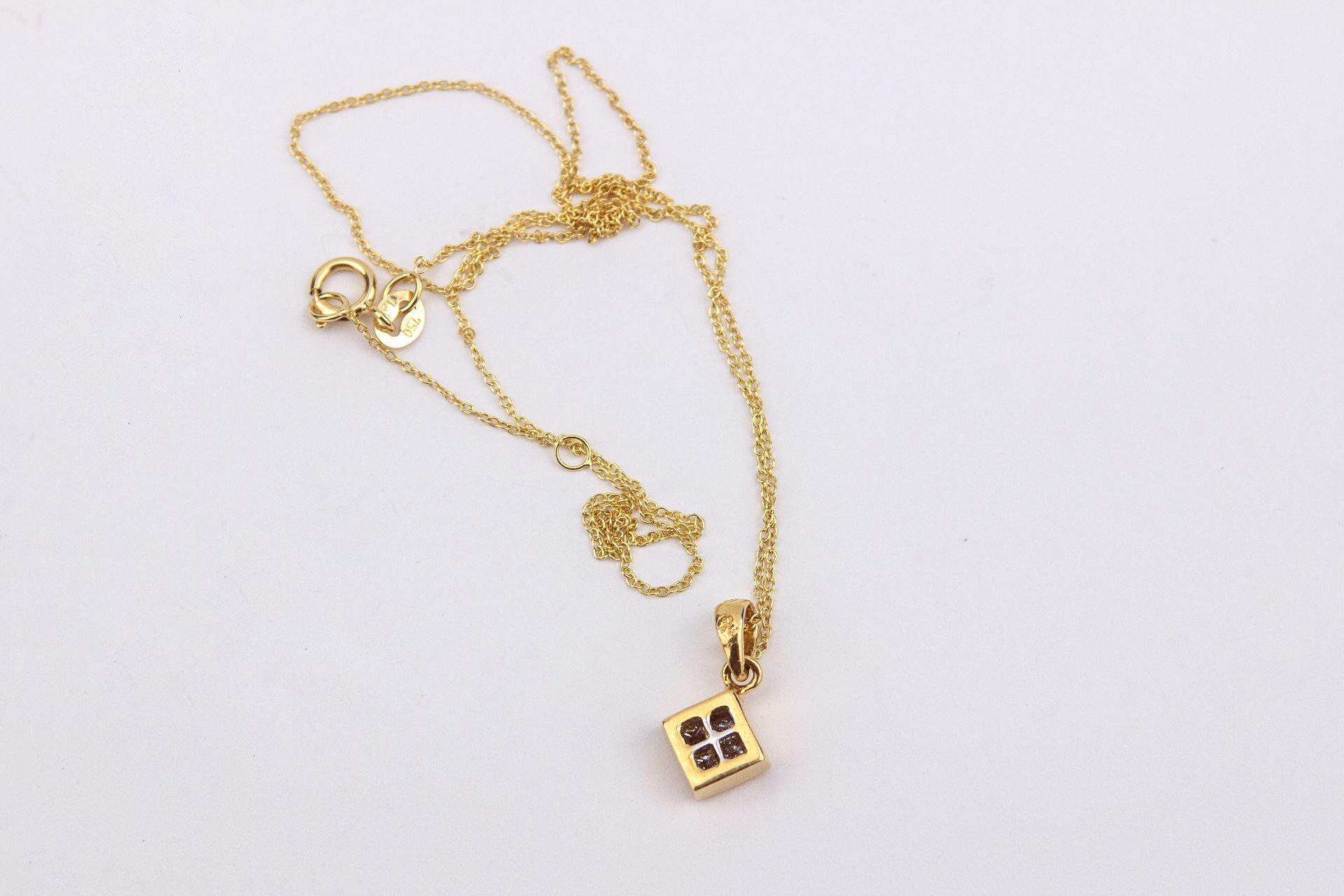 A princess cut diamonds nd 18k. yellow gold cluster pendant and chain - Image 2 of 2