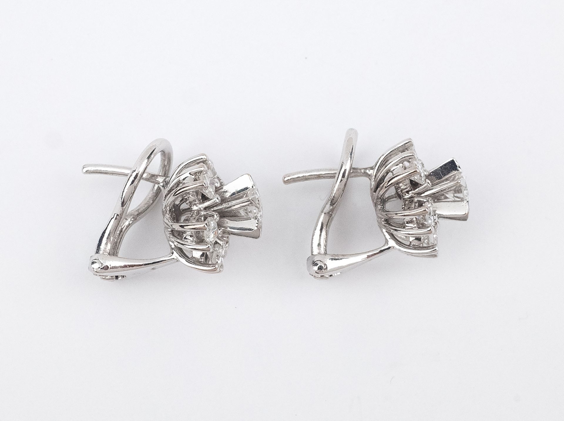 A pair of 18k. white gold and diamonds cluster earrings circa 1970-1980 - Bild 2 aus 2