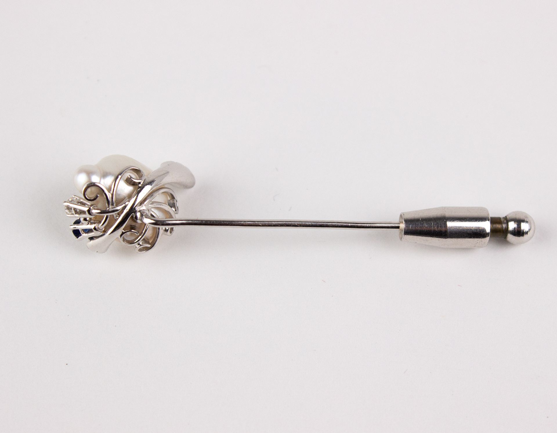 An 18k. gold, diamonds and a sapphire tie pin - Image 2 of 3