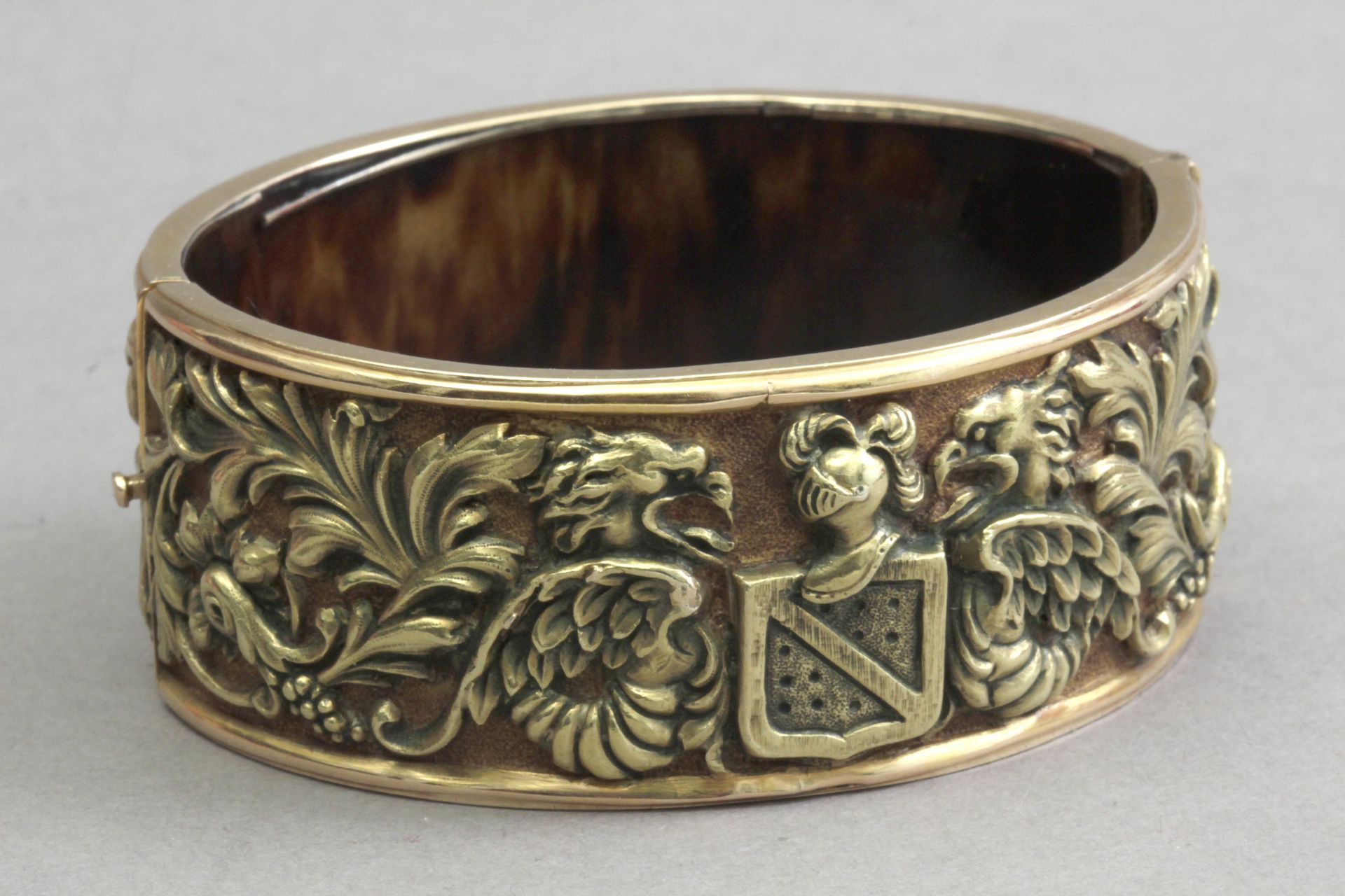 Possibly Fuset I Grau. A late 19th century bangle in 18k. yellow gold and tortoiseshell