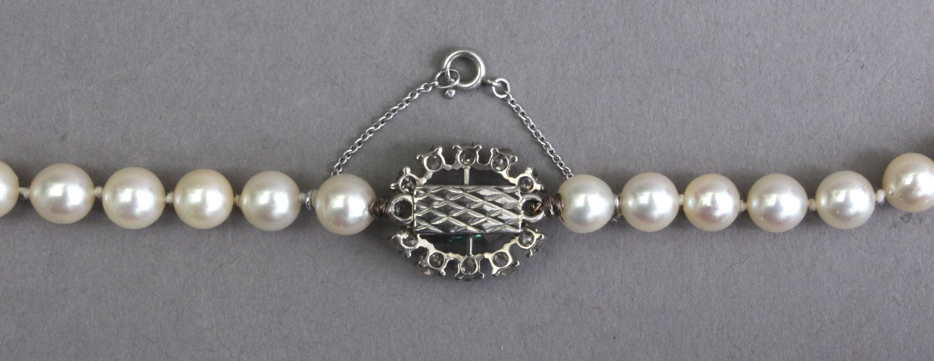 A cultured pearls necklace with a brooch clasp in 18k. white gold, emerald and diamonds - Image 4 of 4